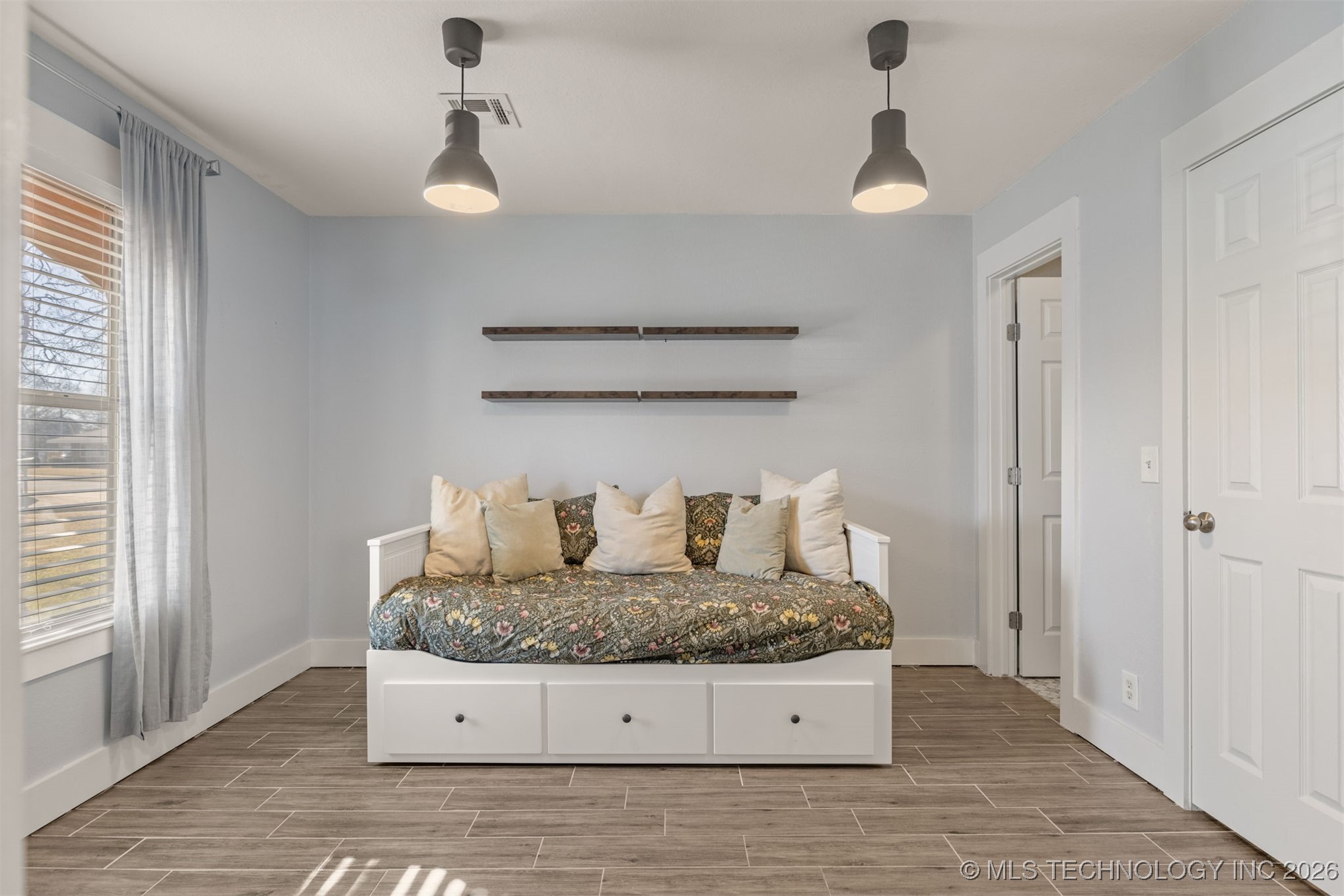 2811 E 3rd Street Property Photo 13