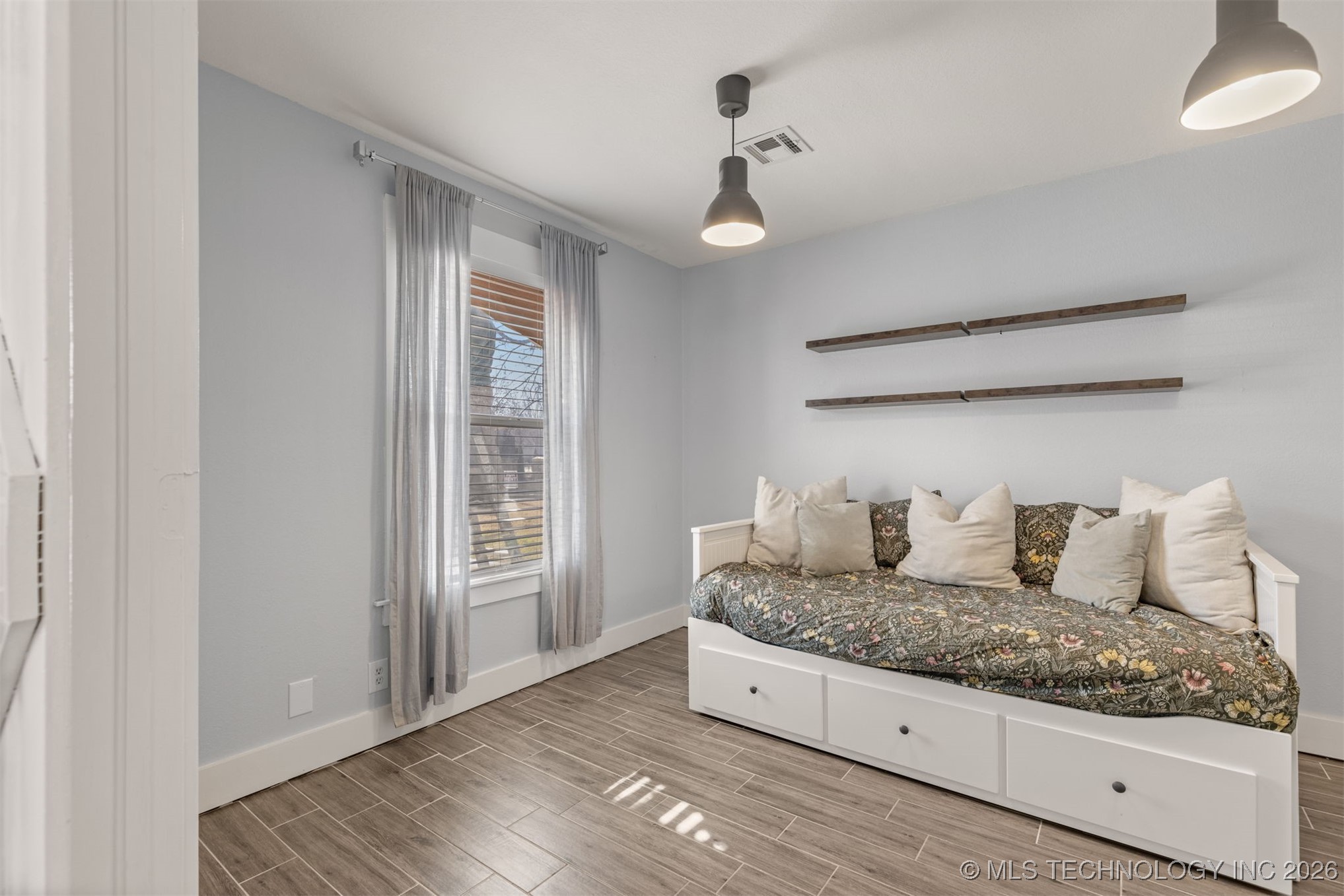 2811 E 3rd Street Property Photo 14