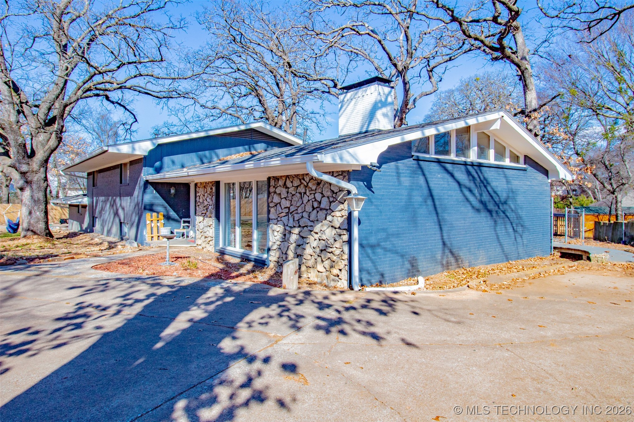 907 N 10th Avenue Property Photo 5