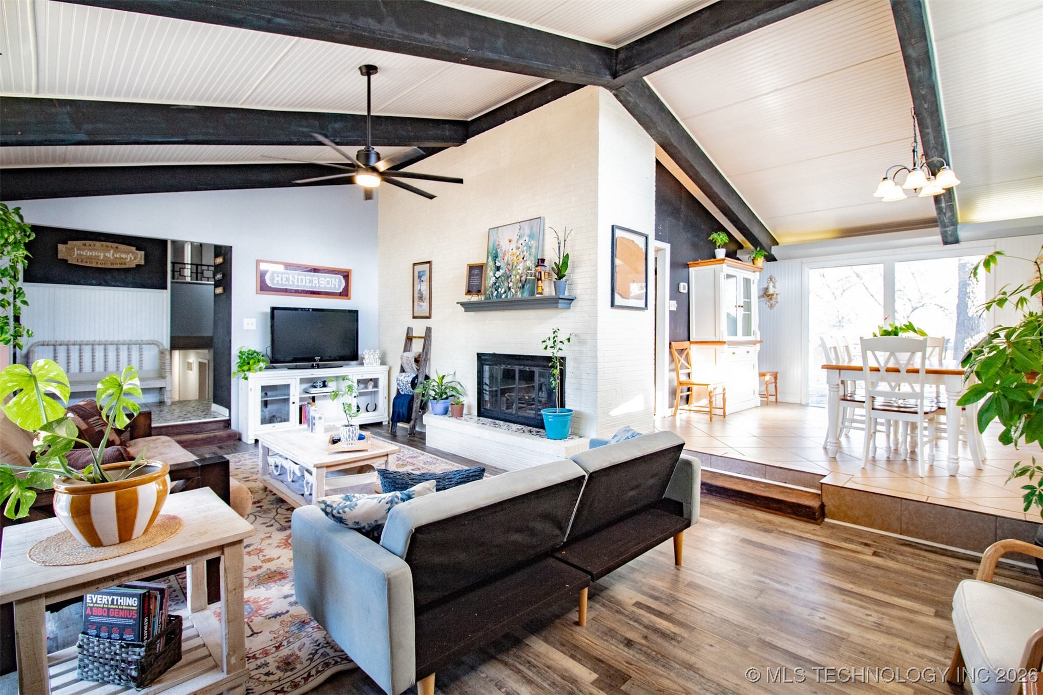 907 N 10th Avenue Property Photo 8