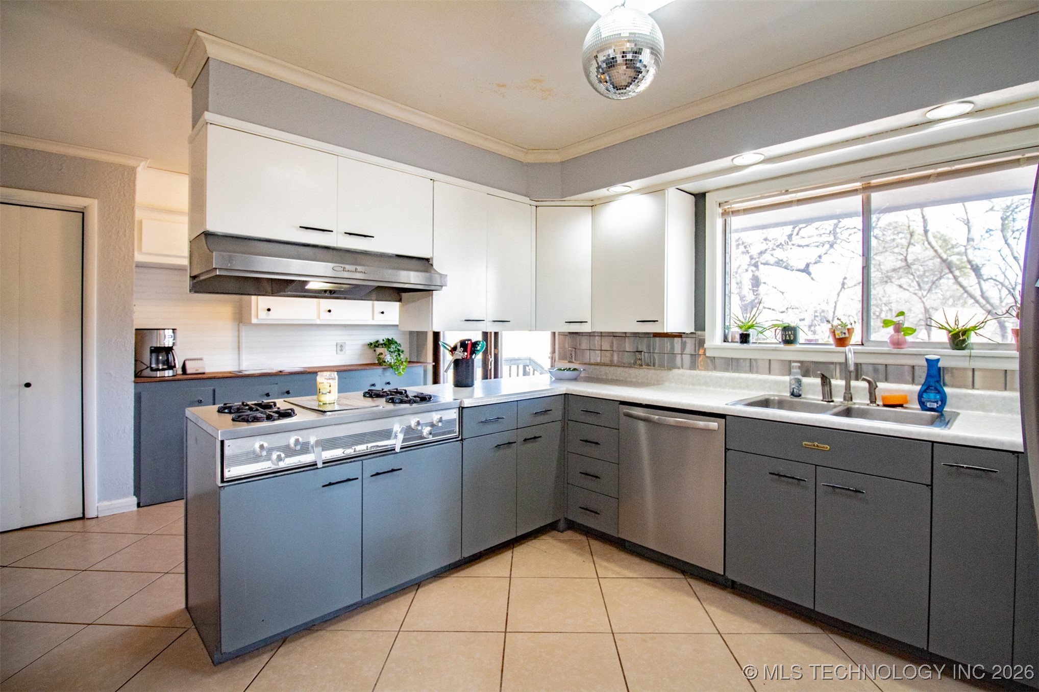 907 N 10th Avenue Property Photo 17