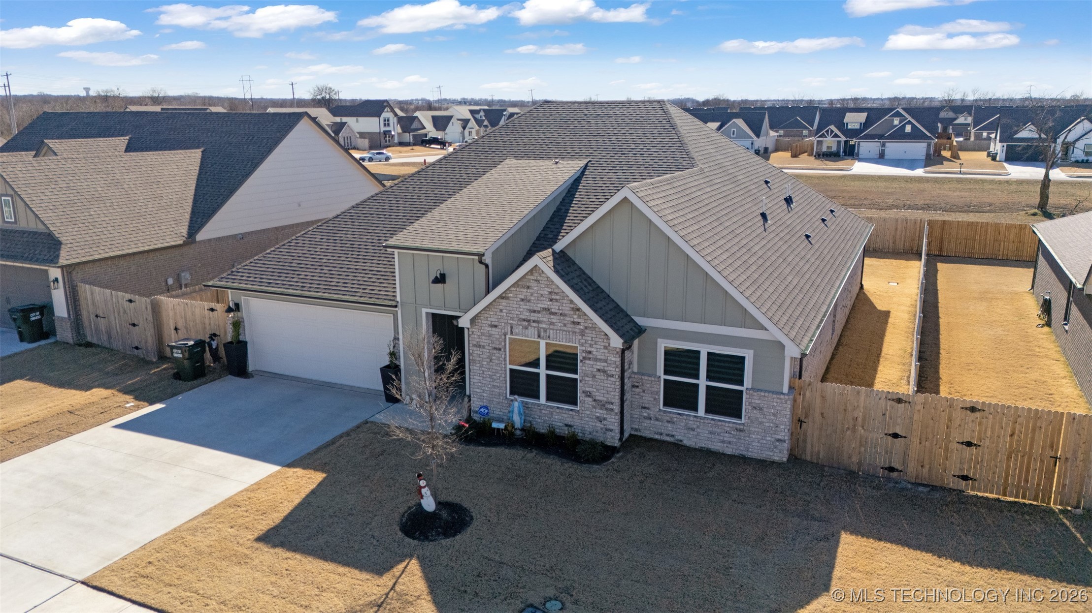 15918 E 75th Street N Property Photo 3