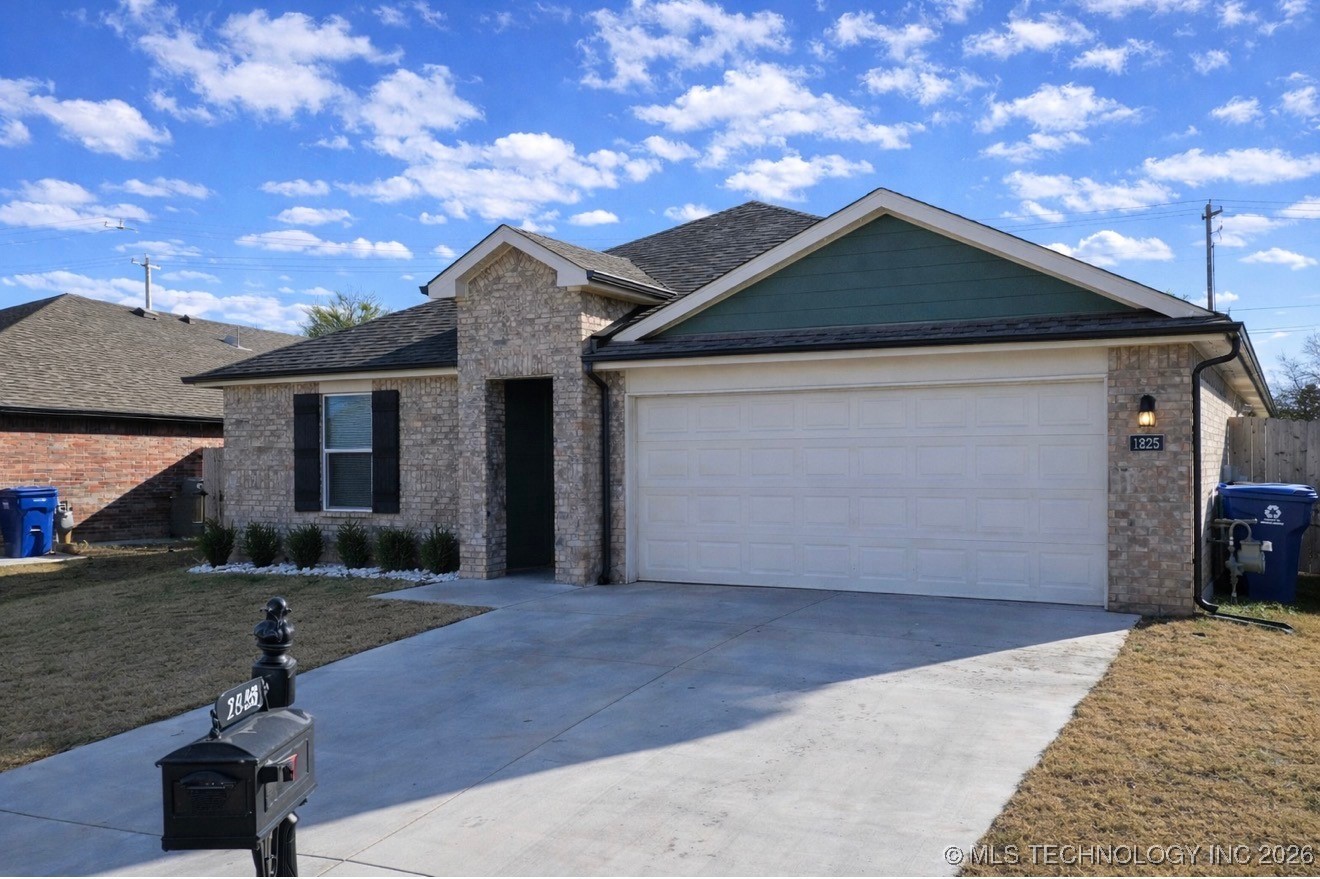 1825 E Vandalia Street Property Photo 2