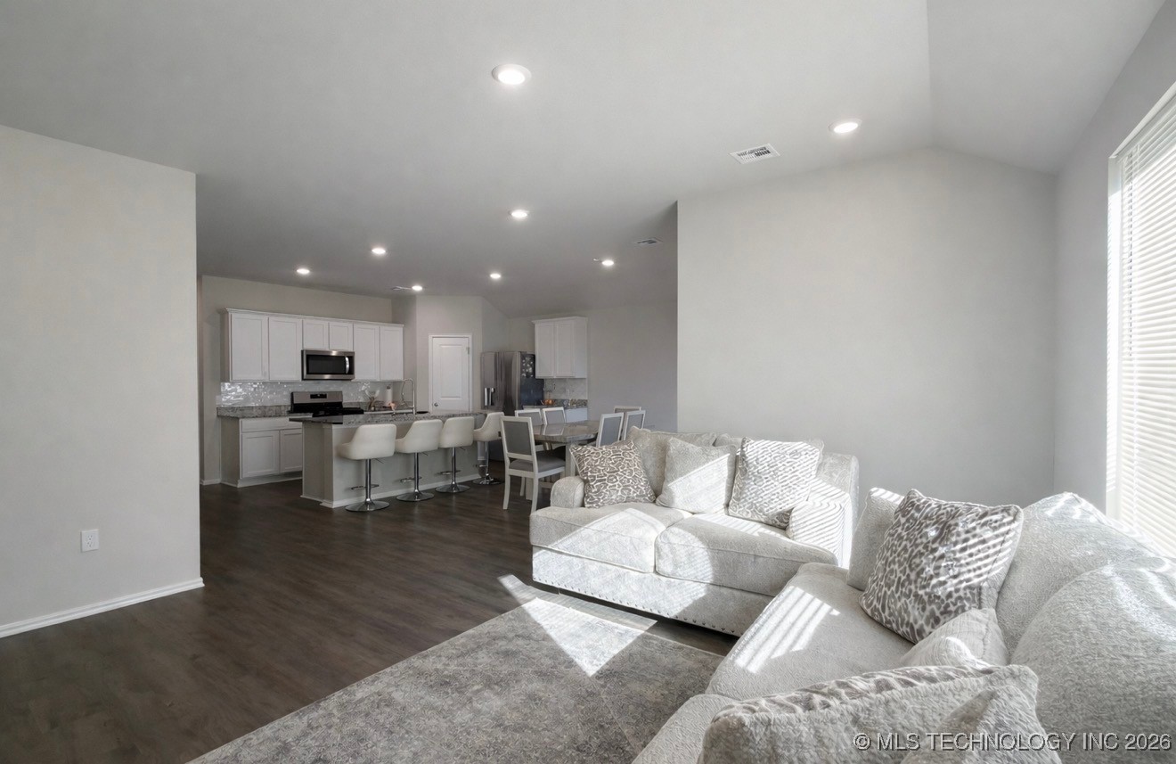 1825 E Vandalia Street Property Photo 5