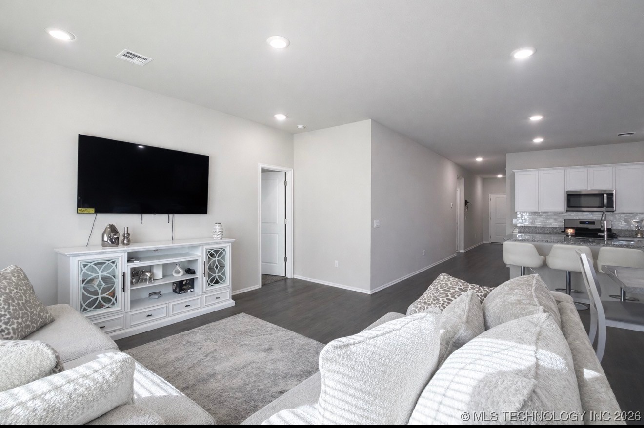 1825 E Vandalia Street Property Photo 6