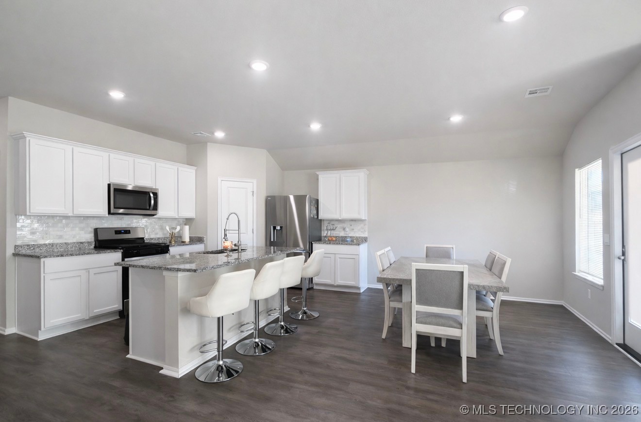 1825 E Vandalia Street Property Photo 7