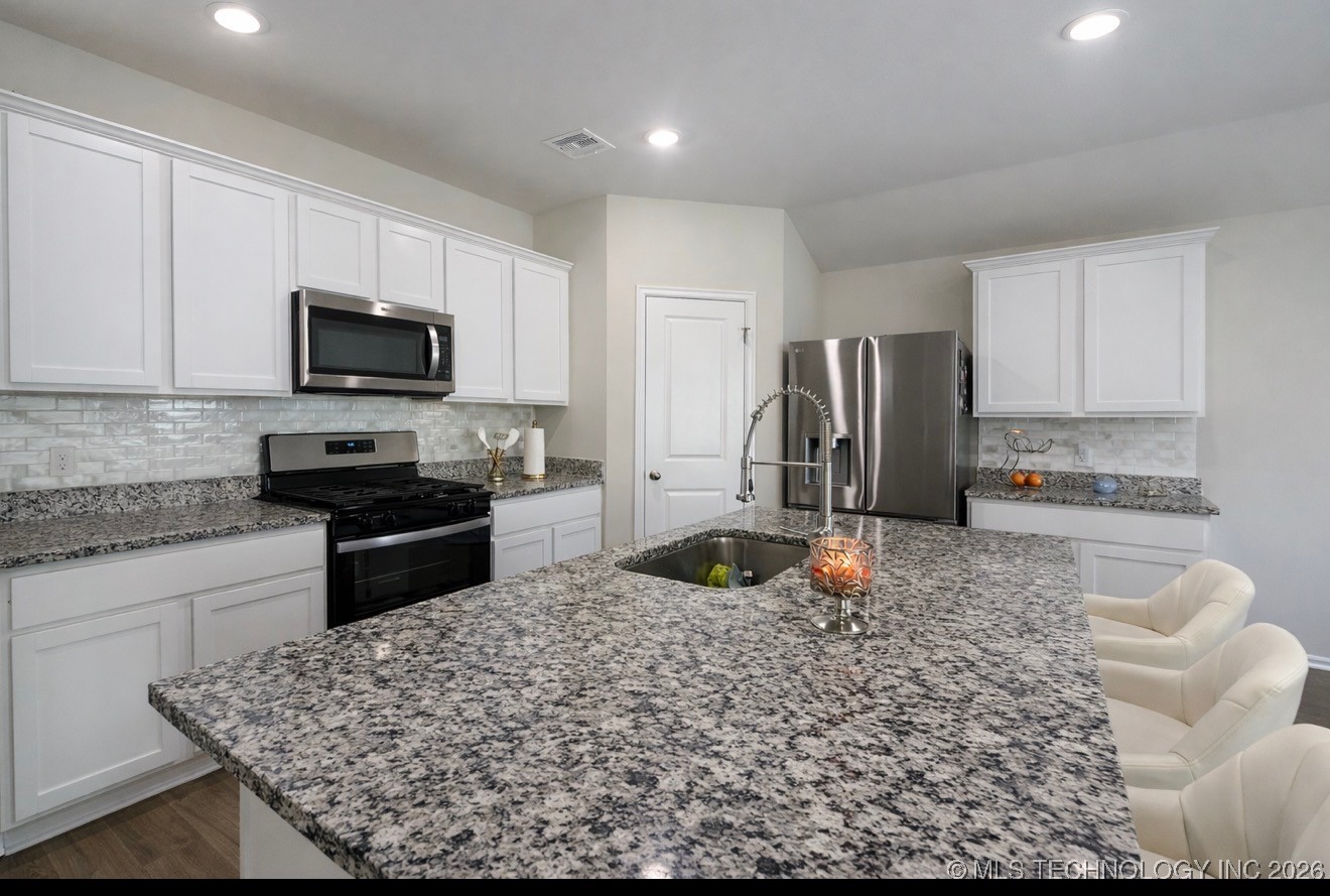 1825 E Vandalia Street Property Photo 9