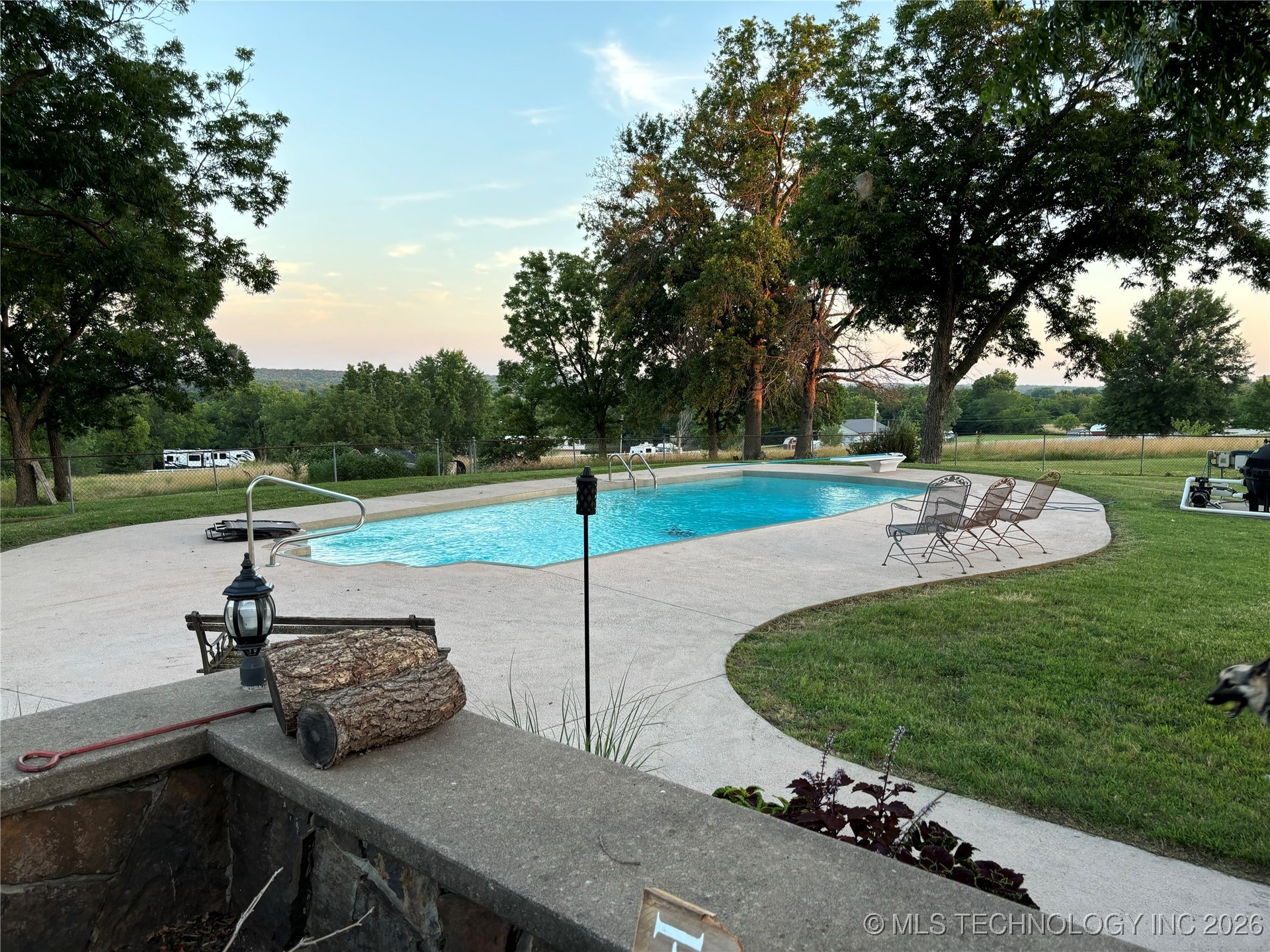 1561 E Country Club Drive Property Photo 2