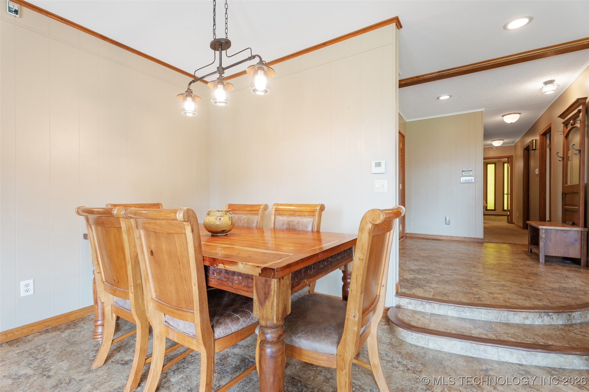 1561 E Country Club Drive Property Photo 5