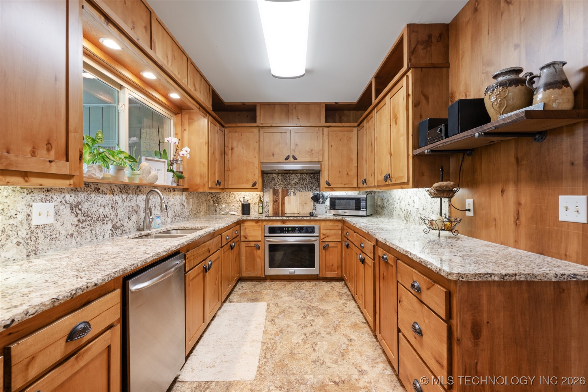 1561 E Country Club Drive Property Photo 6