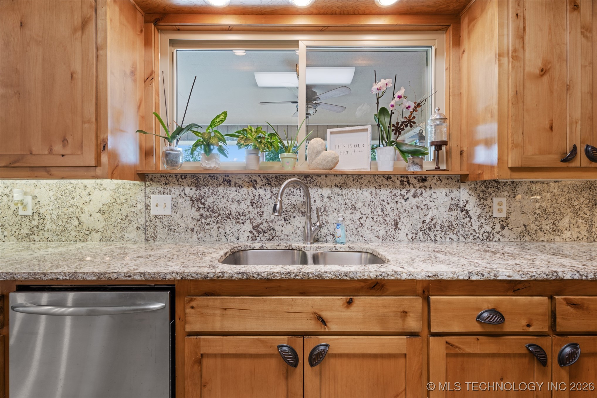 1561 E Country Club Drive Property Photo 7