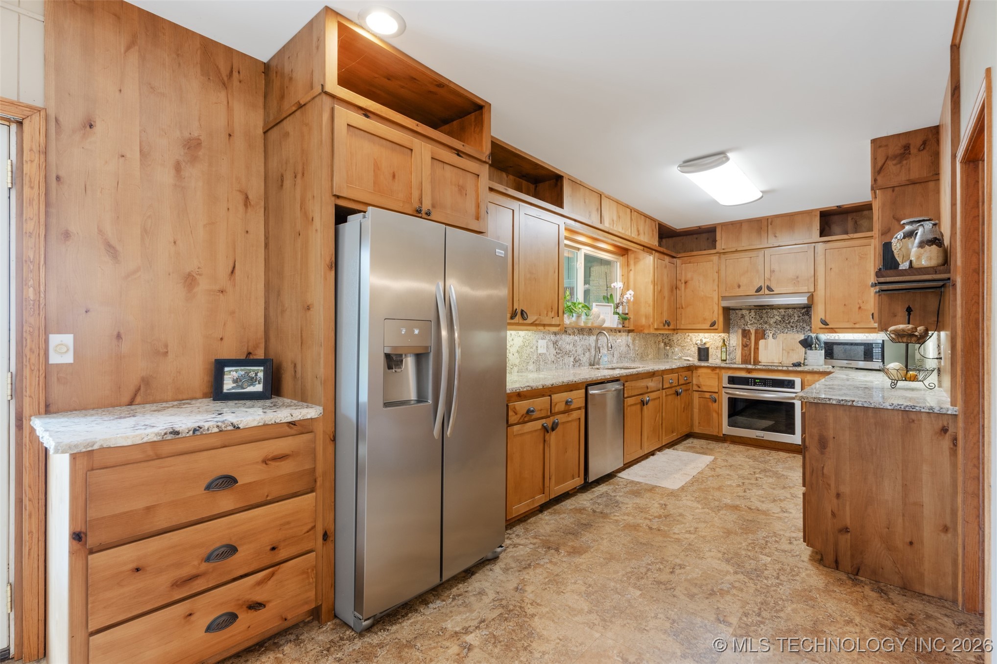 1561 E Country Club Drive Property Photo 8