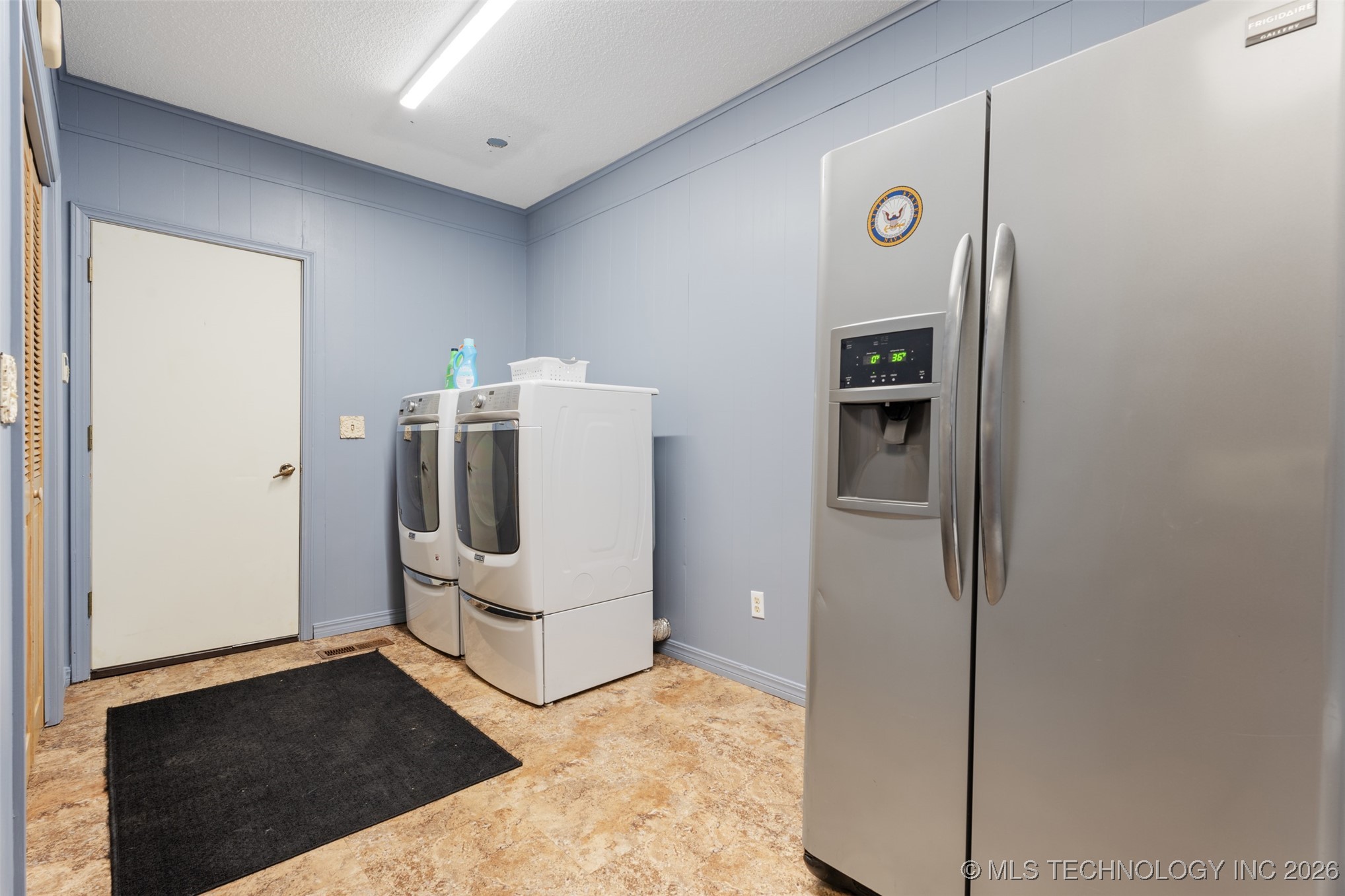 1561 E Country Club Drive Property Photo 9