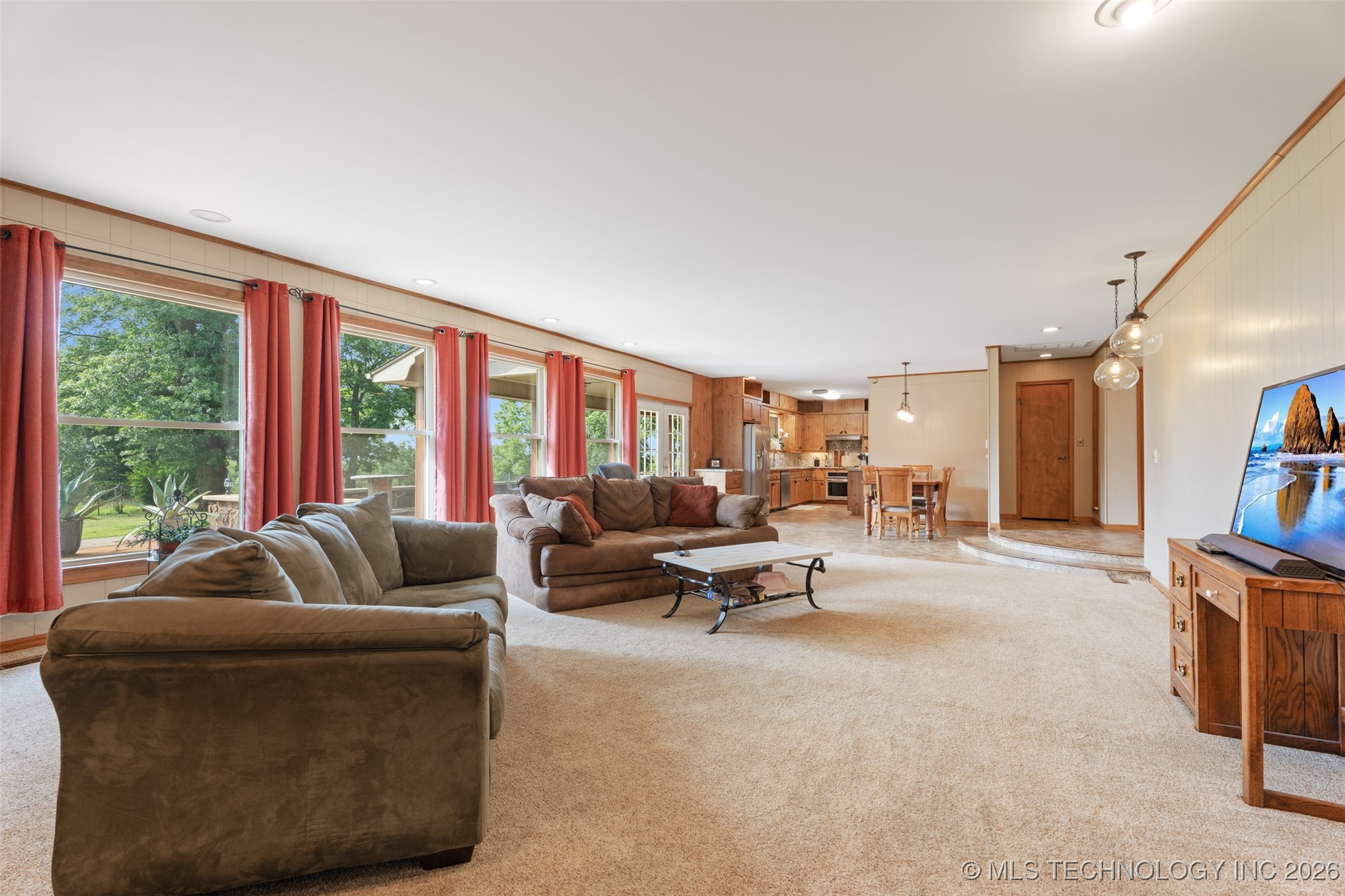 1561 E Country Club Drive Property Photo 11