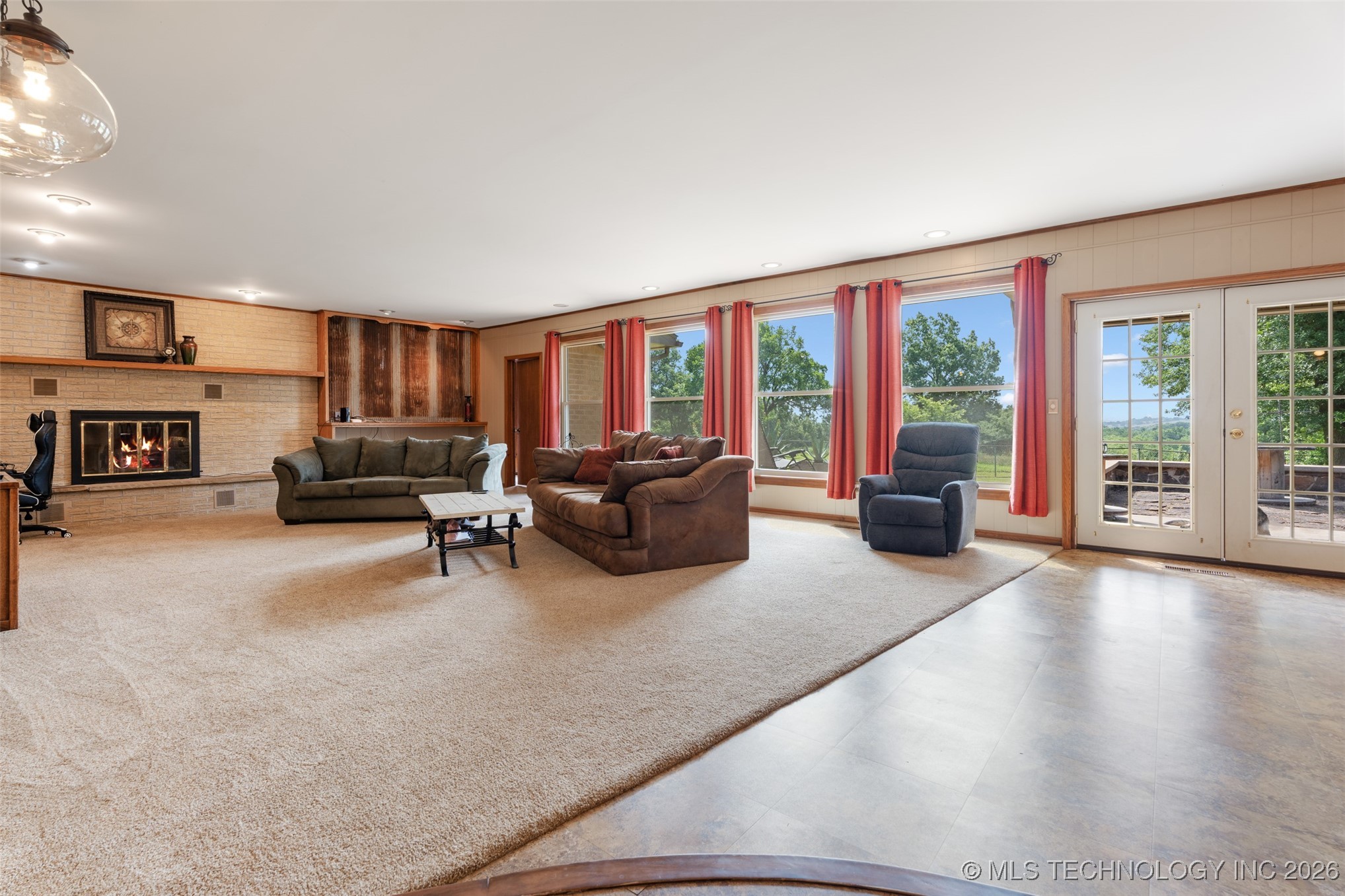 1561 E Country Club Drive Property Photo 12