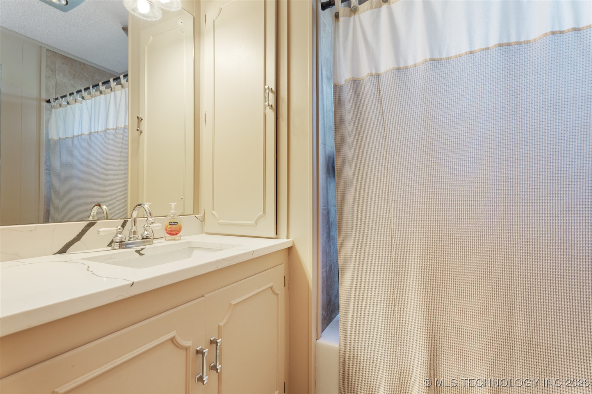 1561 E Country Club Drive Property Photo 23