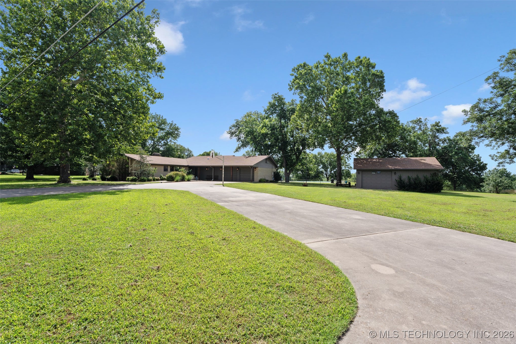 1561 E Country Club Drive Property Photo 26