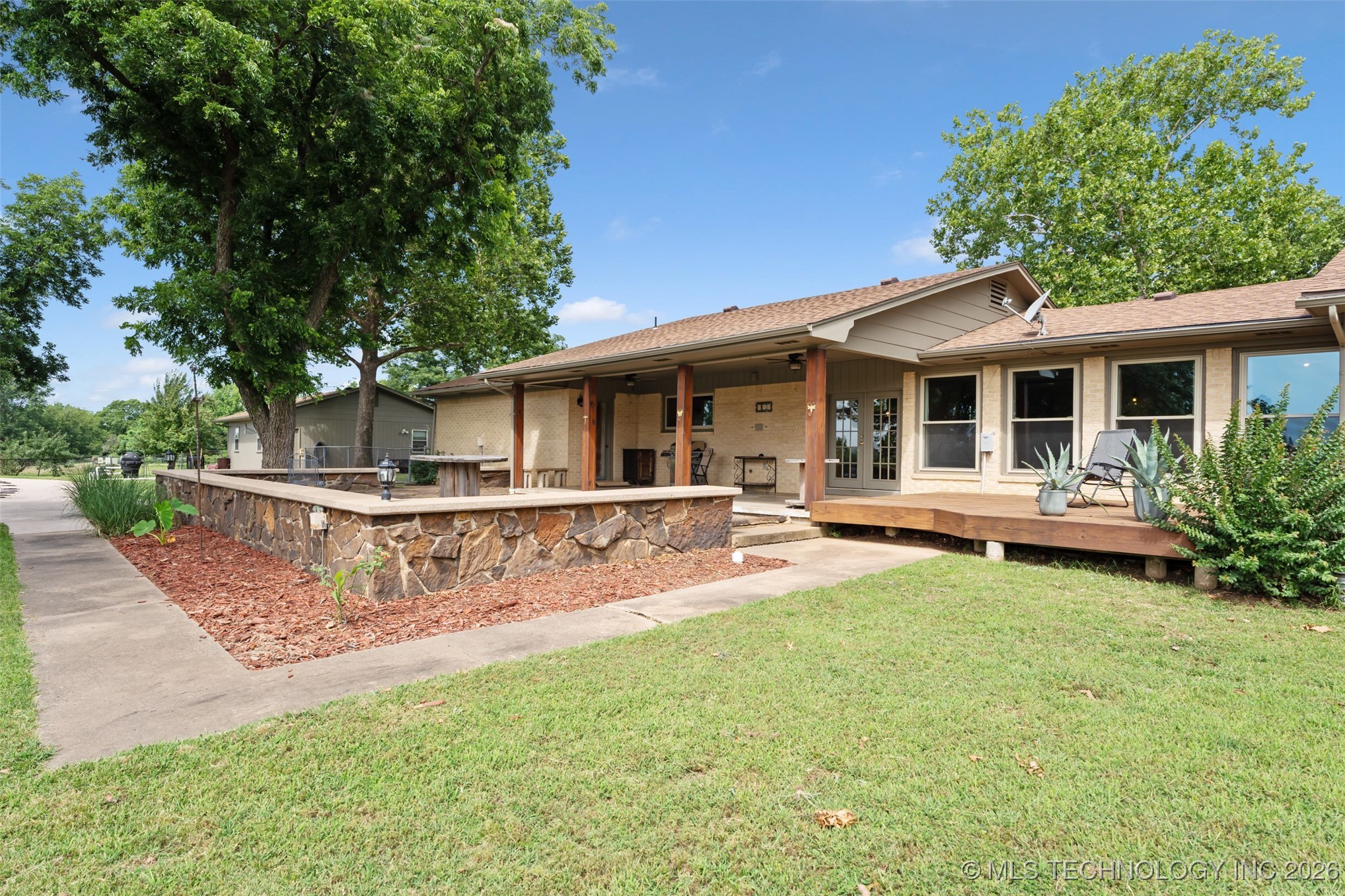 1561 E Country Club Drive Property Photo 33