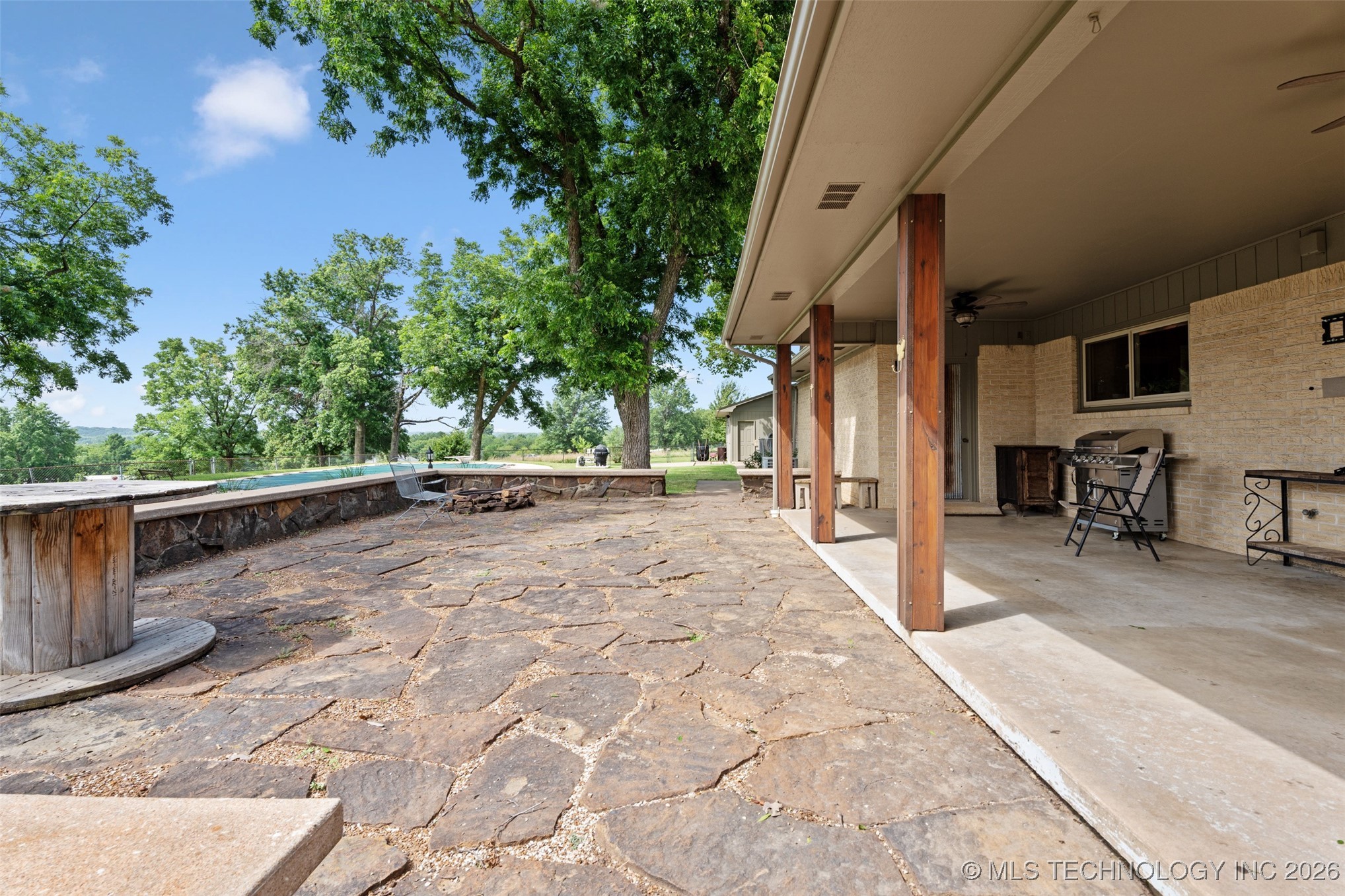 1561 E Country Club Drive Property Photo 35