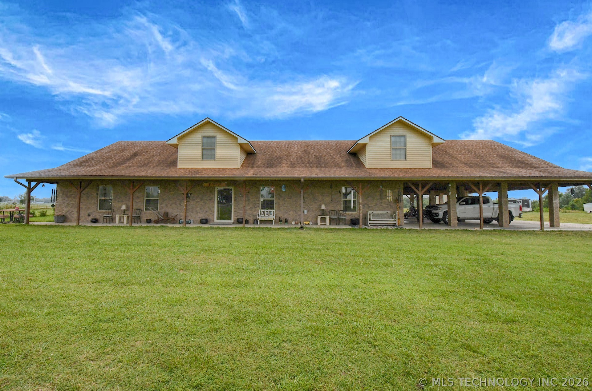 466758 Highway 101 Property Photo 1