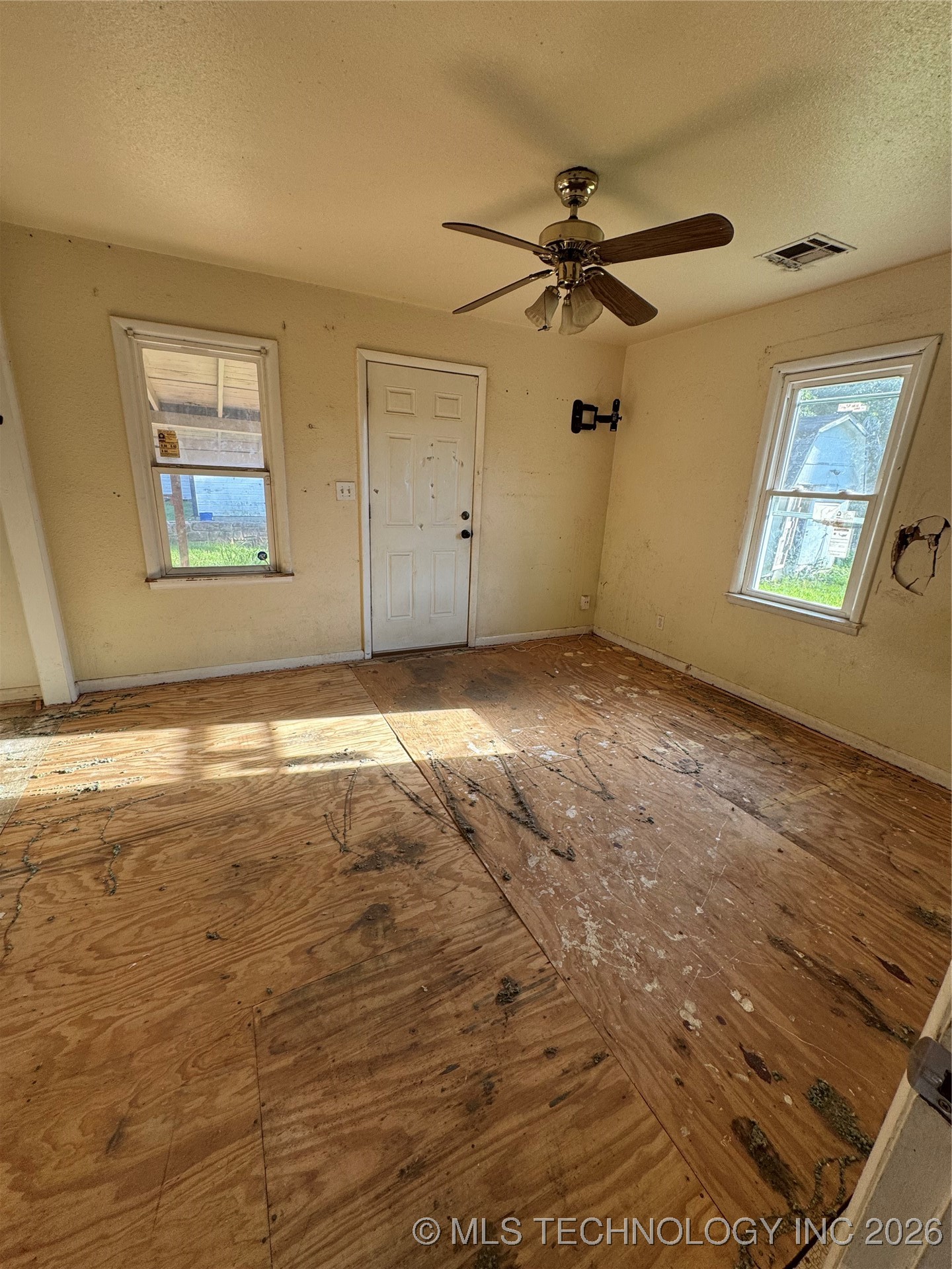 1600 S Park Street Property Photo 3