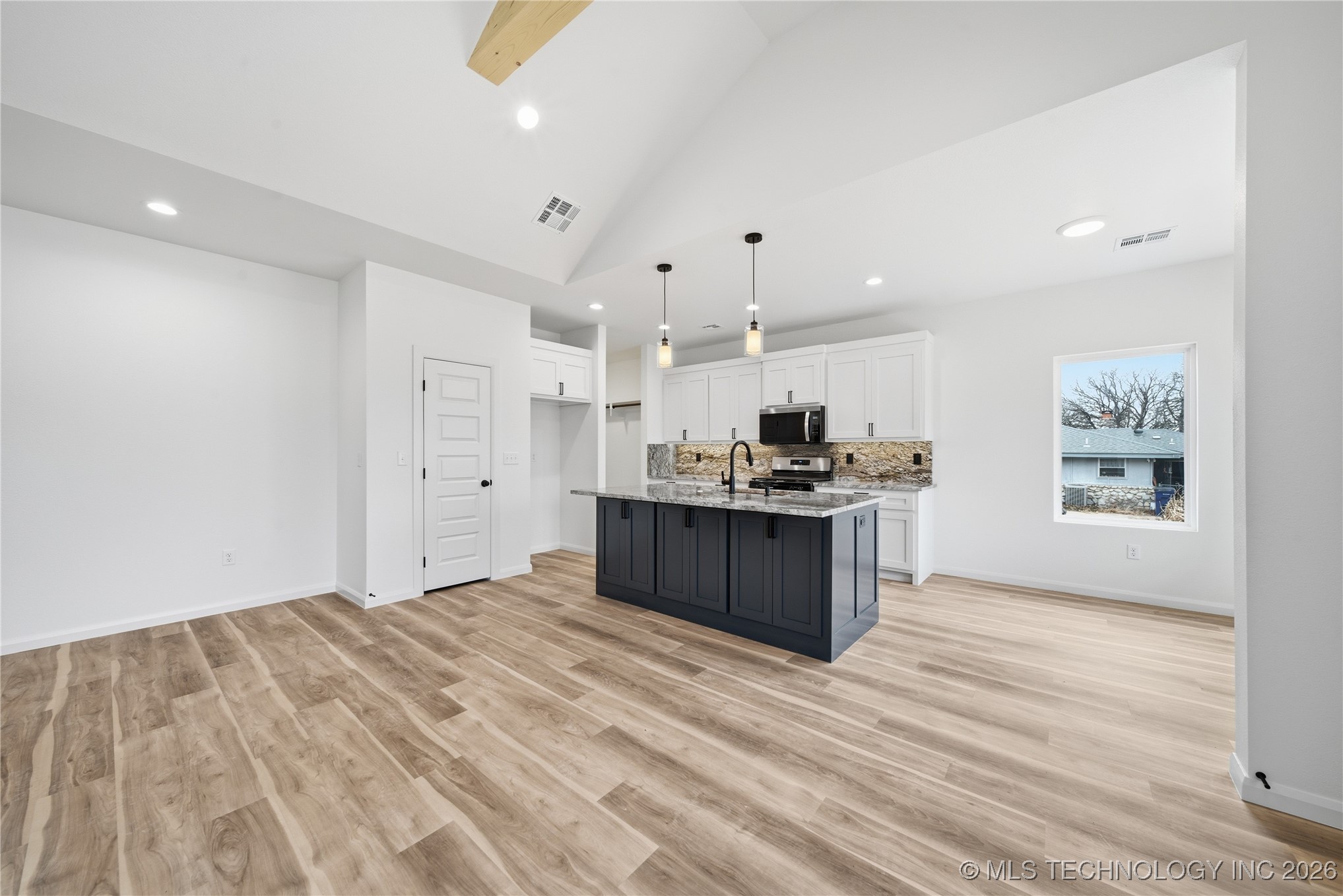 2207 Airport Road W Property Photo 24