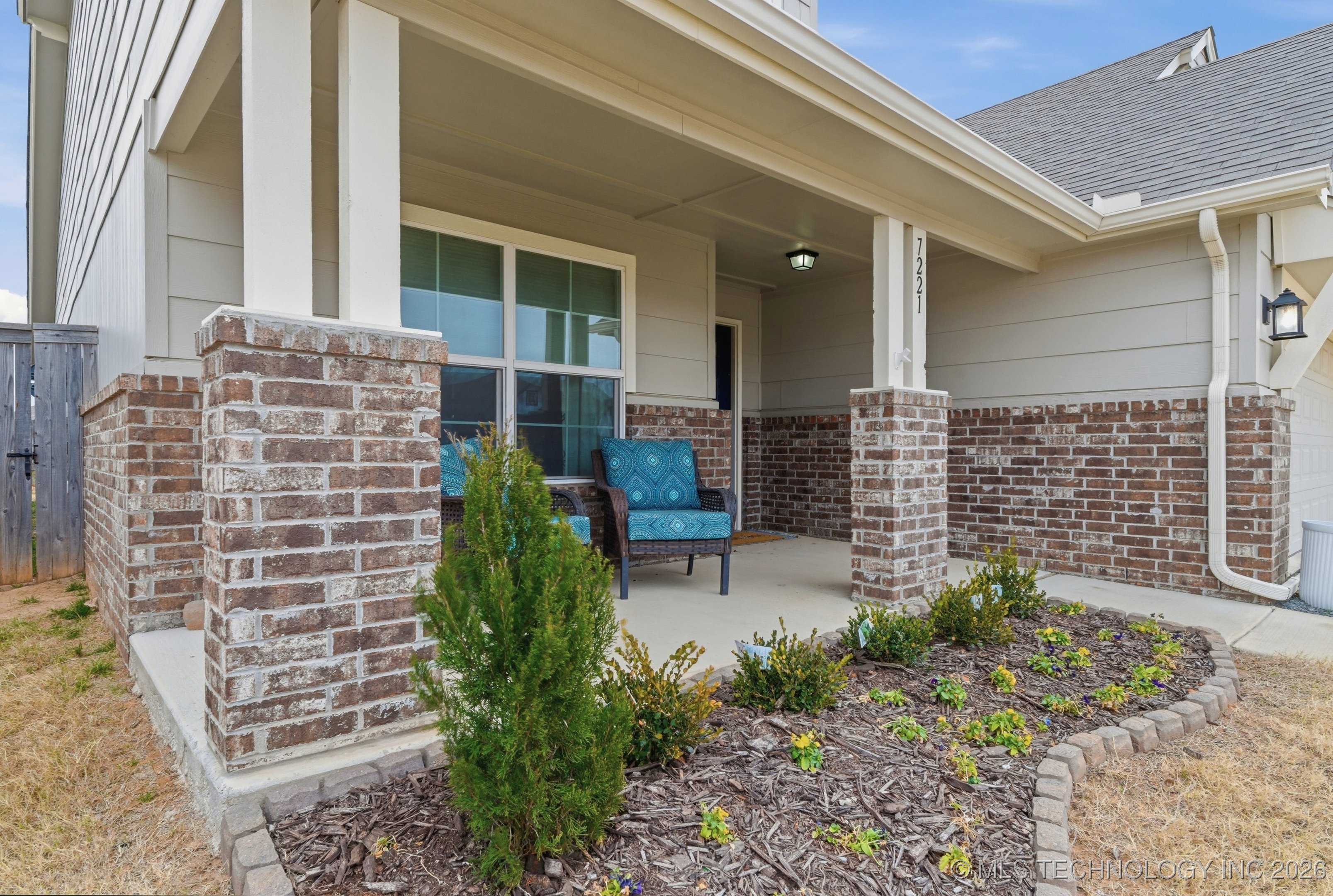 7221 S Hemlock Avenue Property Photo 4