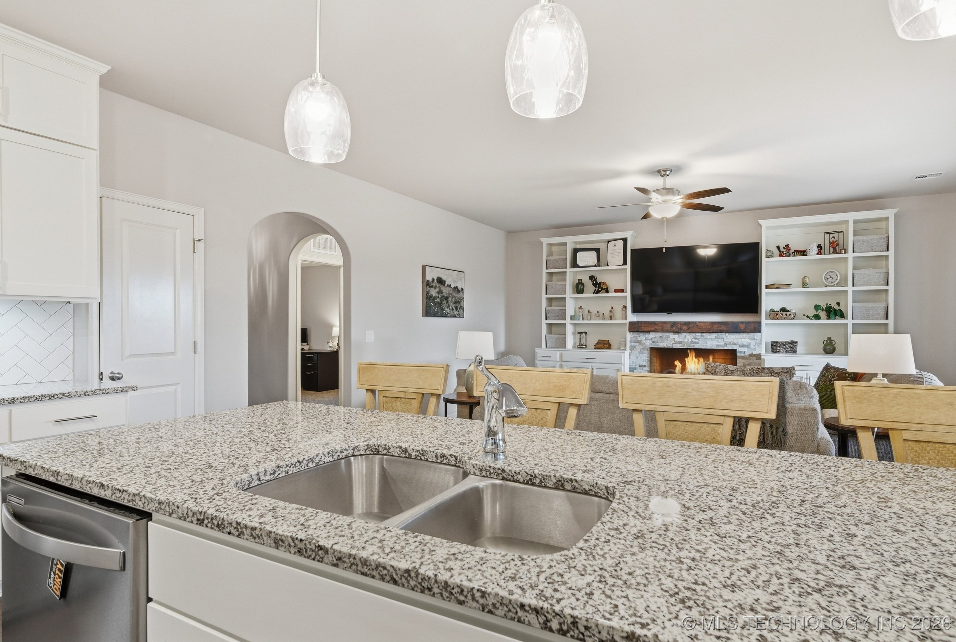 7221 S Hemlock Avenue Property Photo 15