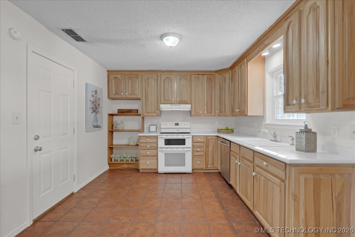 1122 E 144th Place Property Photo 24