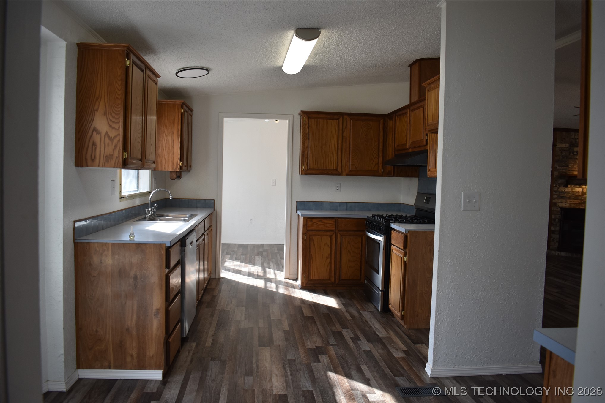 18998 W Woodhaven Drive Property Photo 6