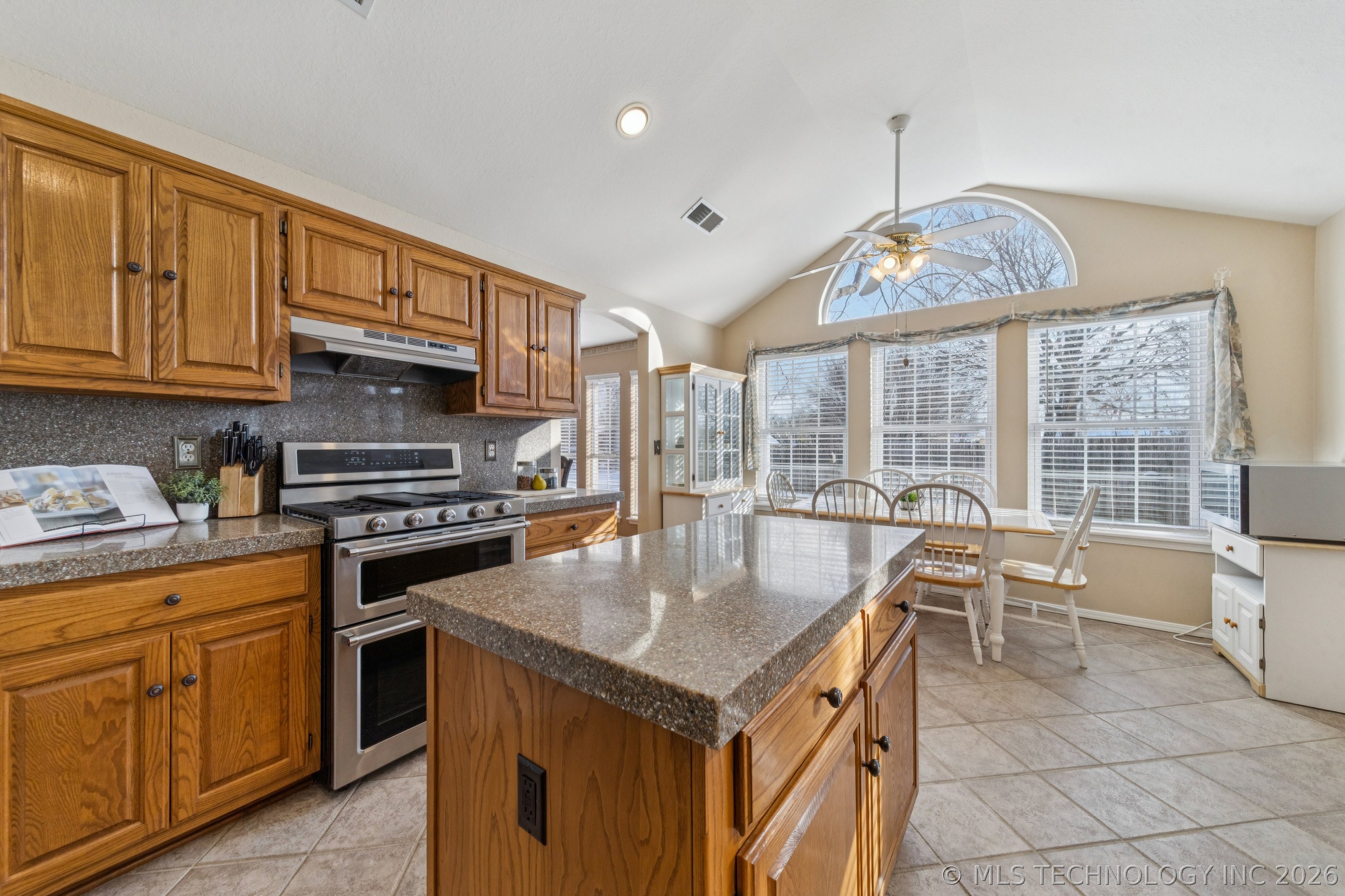 8108 S Juniper Avenue Property Photo 8