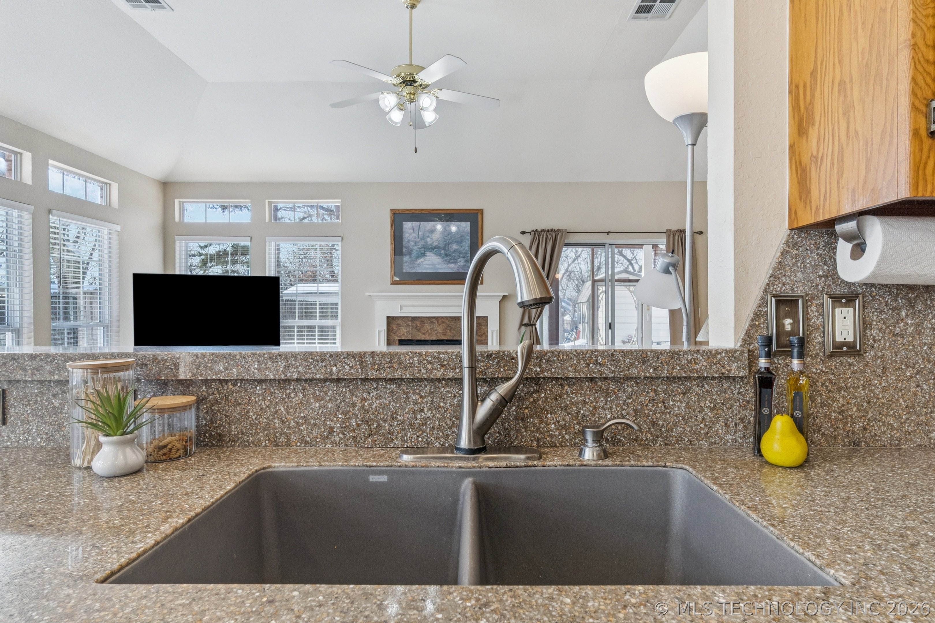 8108 S Juniper Avenue Property Photo 9