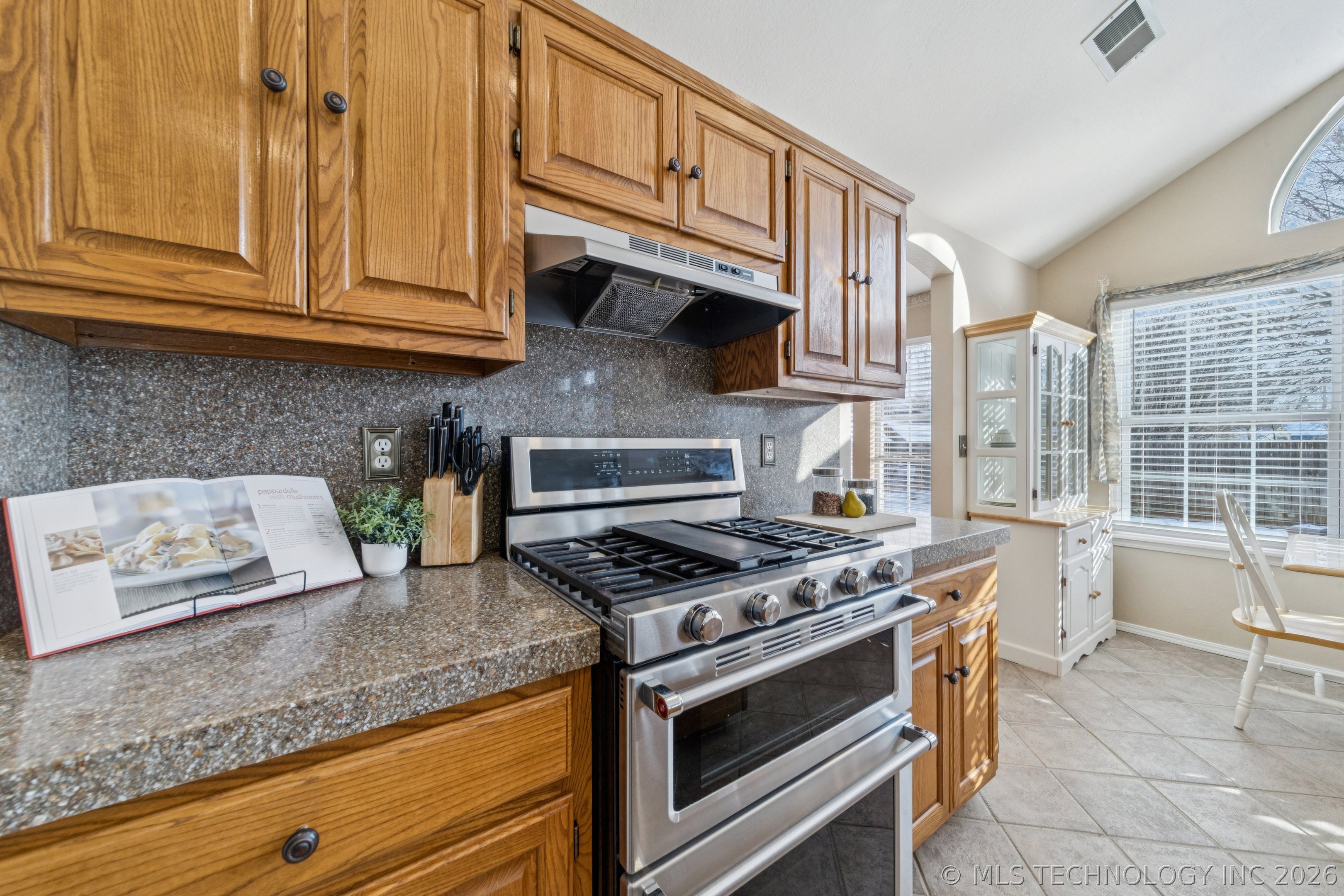 8108 S Juniper Avenue Property Photo 10