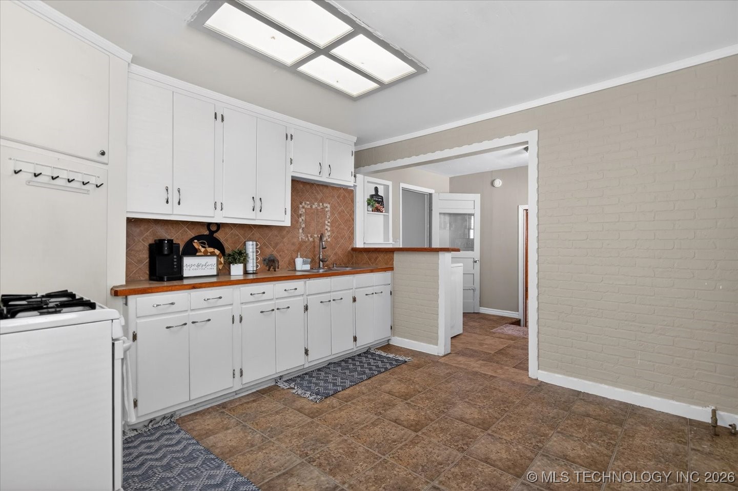 1635 S Maple Avenue Property Photo 7