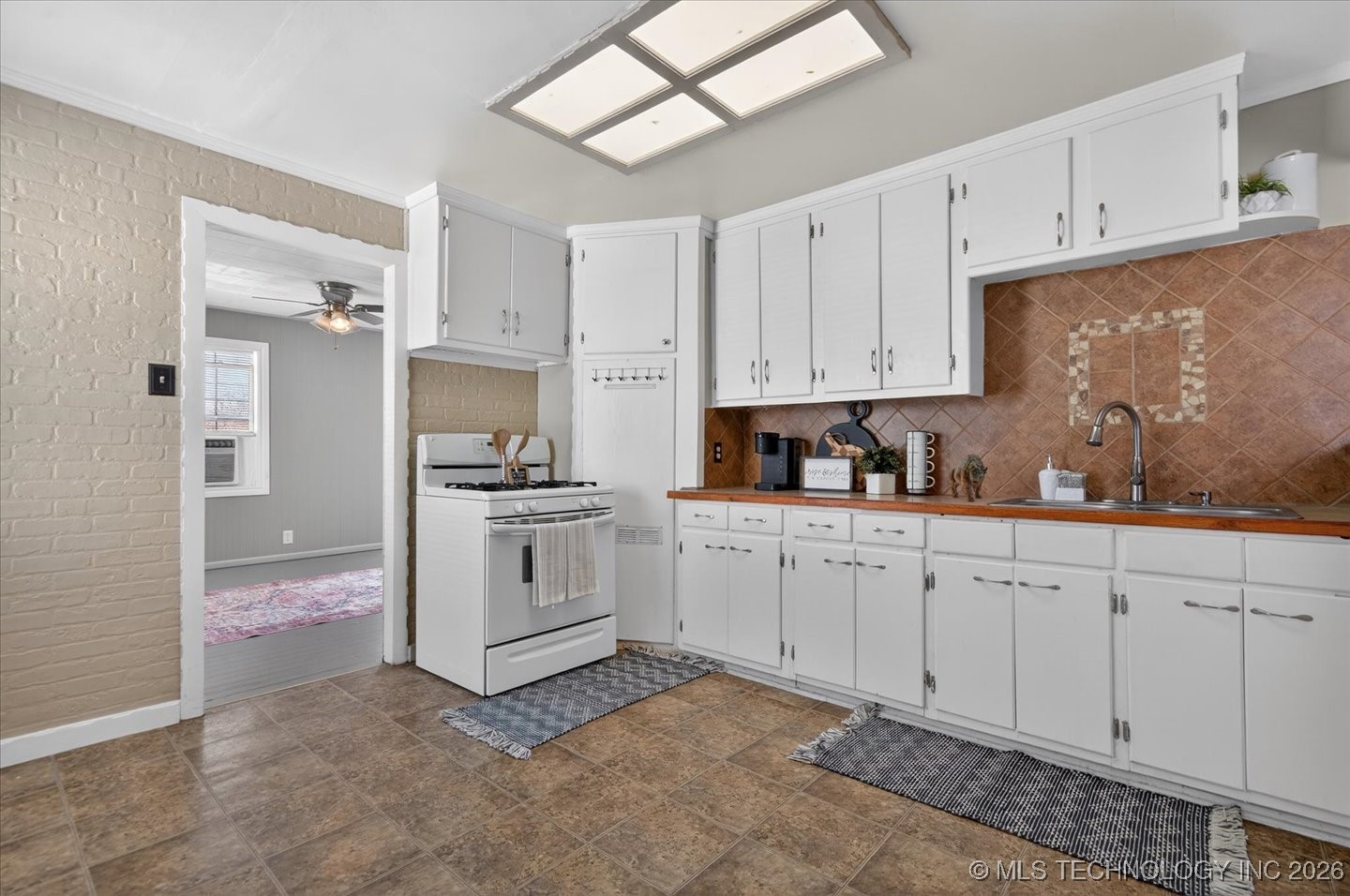 1635 S Maple Avenue Property Photo 8