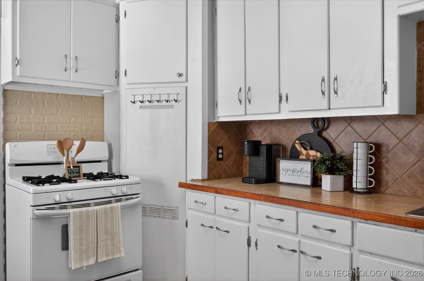 1635 S Maple Avenue Property Photo 9