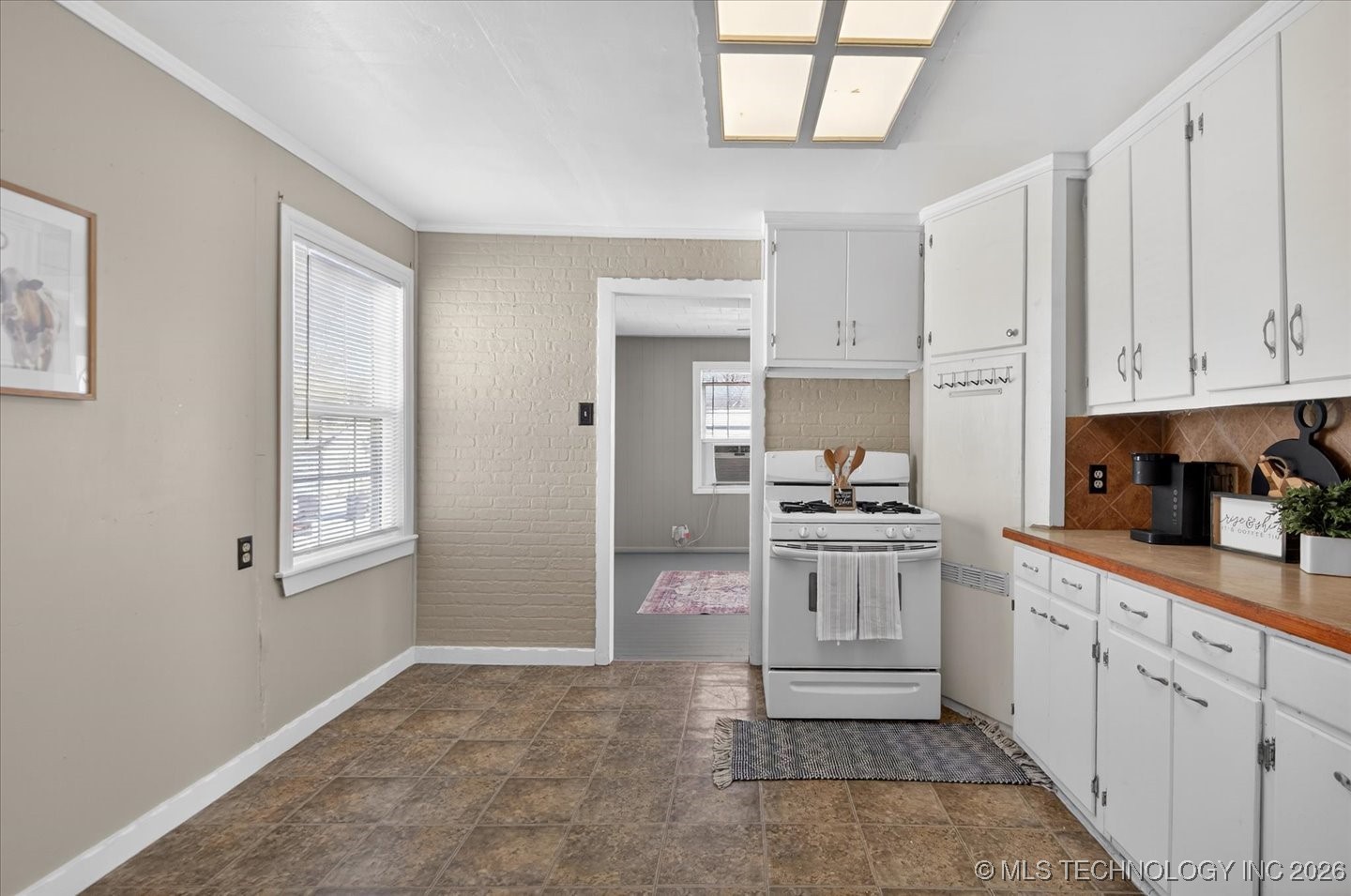 1635 S Maple Avenue Property Photo 10