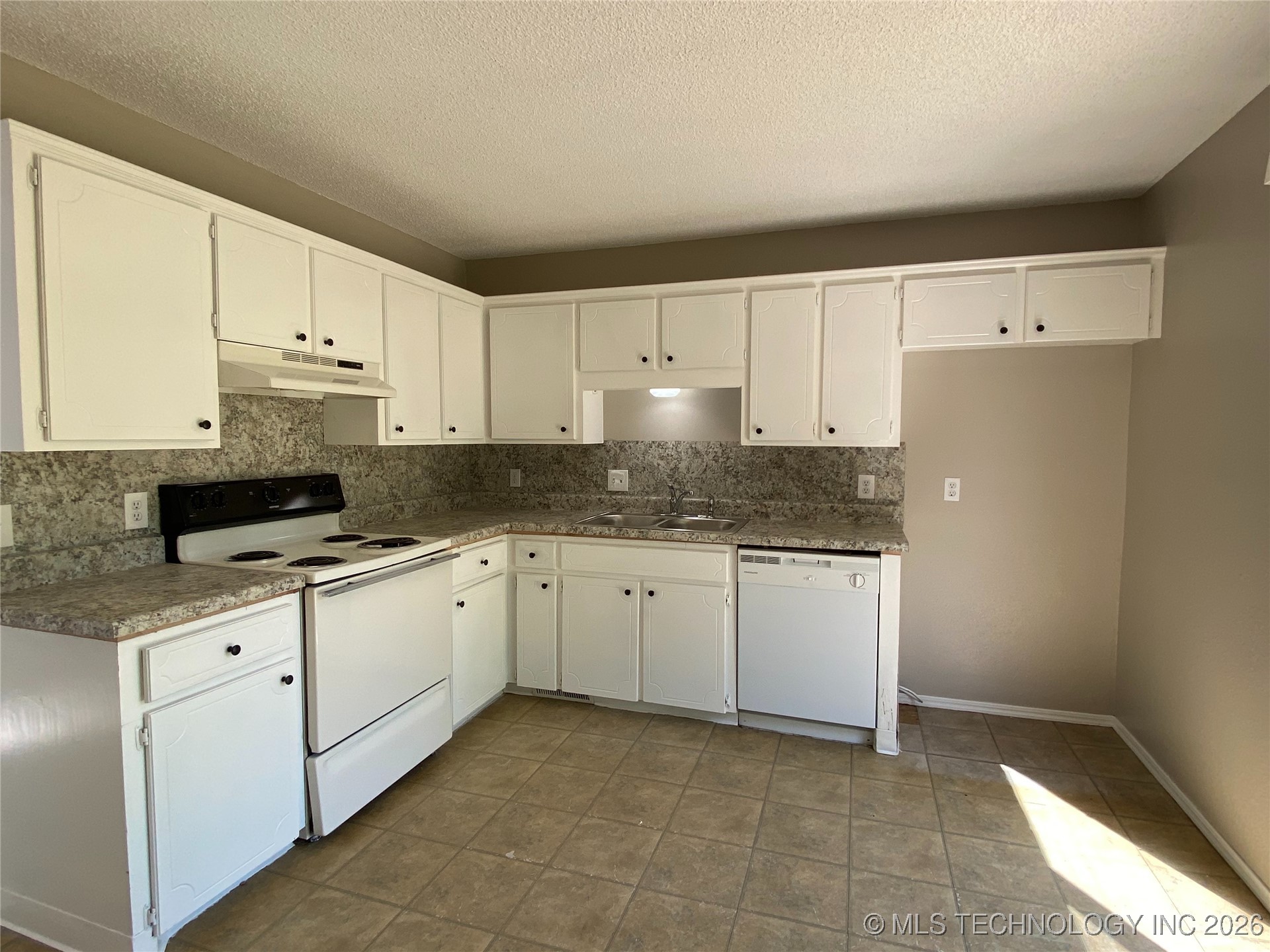 11129 S Date Street Property Photo 3