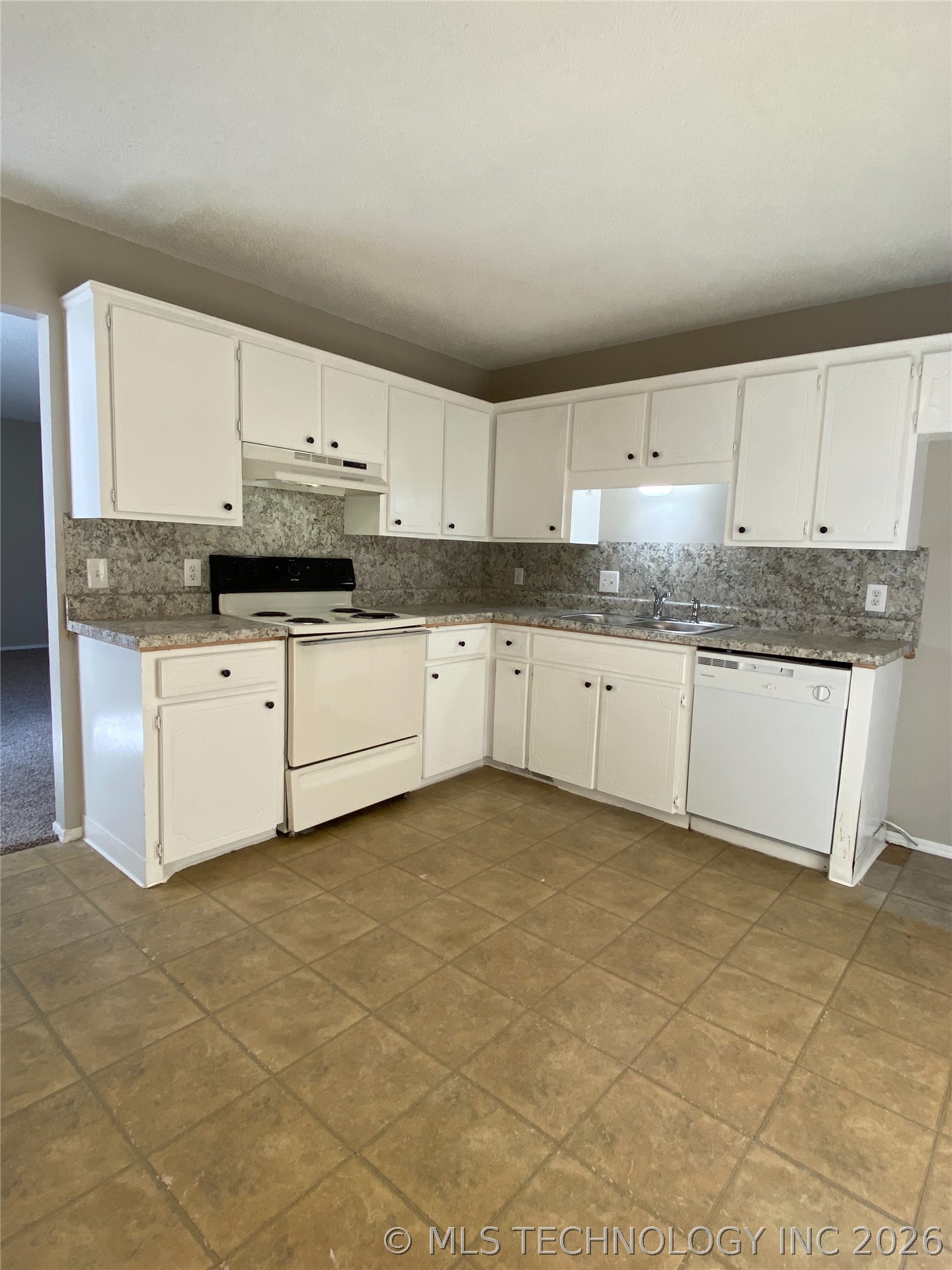 11129 S Date Street Property Photo 4