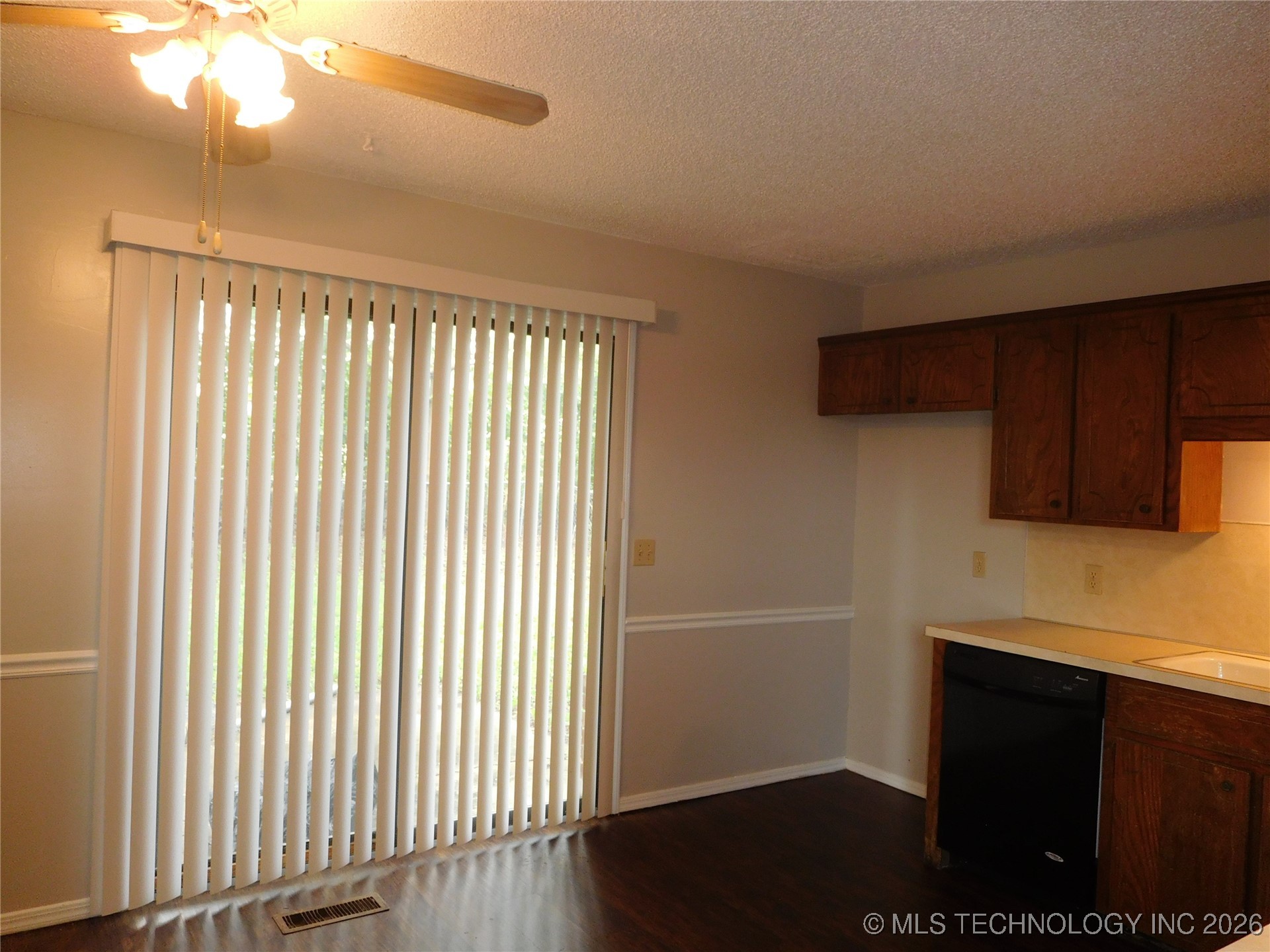 11129 S Date Street Property Photo 14