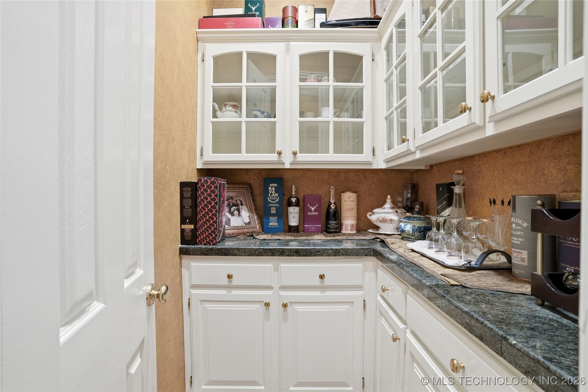 8626 S Florence Avenue Property Photo 12