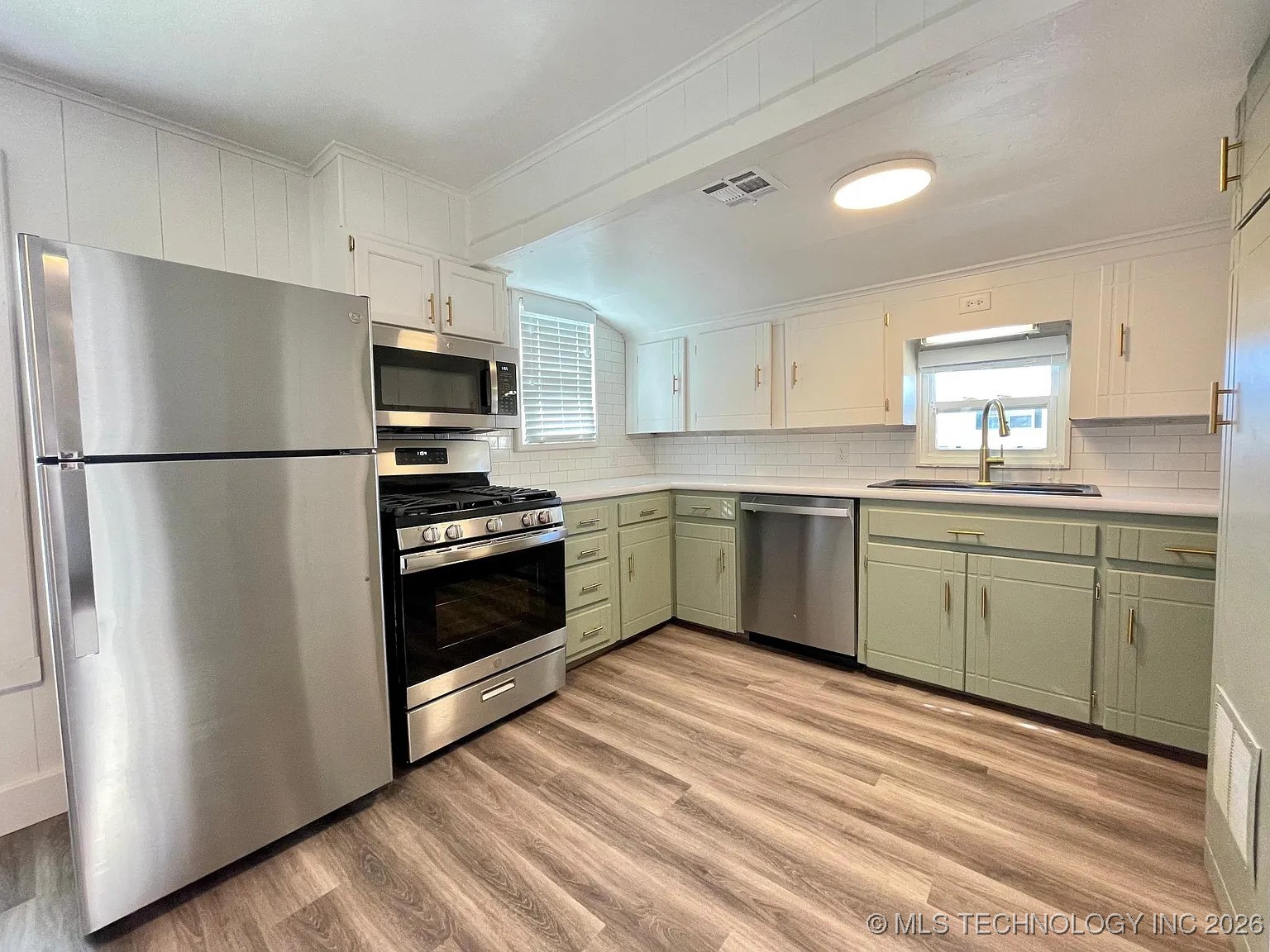 1515 E Oak Street Property Photo 2