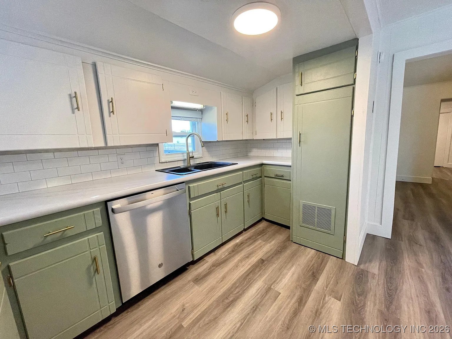 1515 E Oak Street Property Photo 7