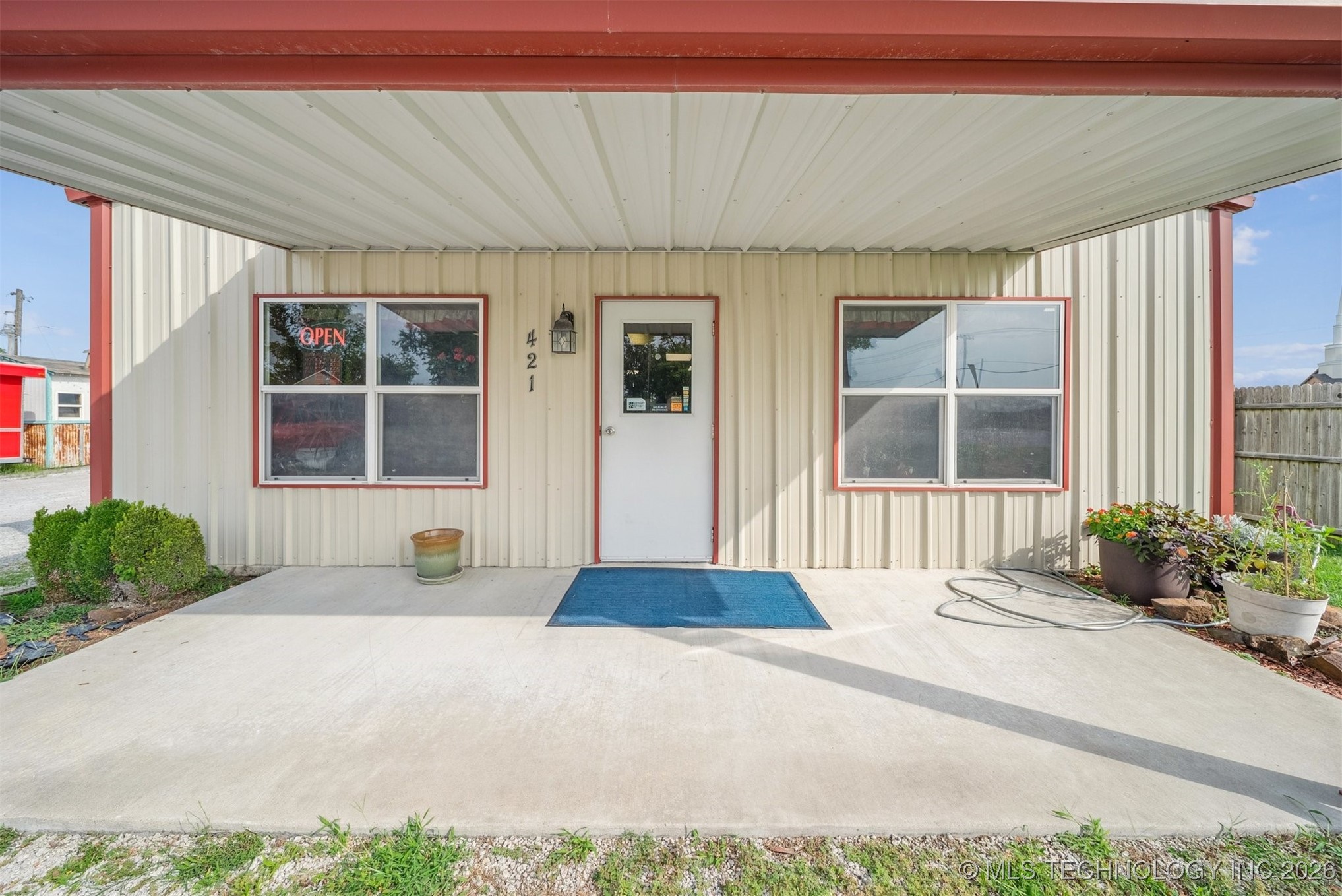 421 E Commercial Street Property Photo 3