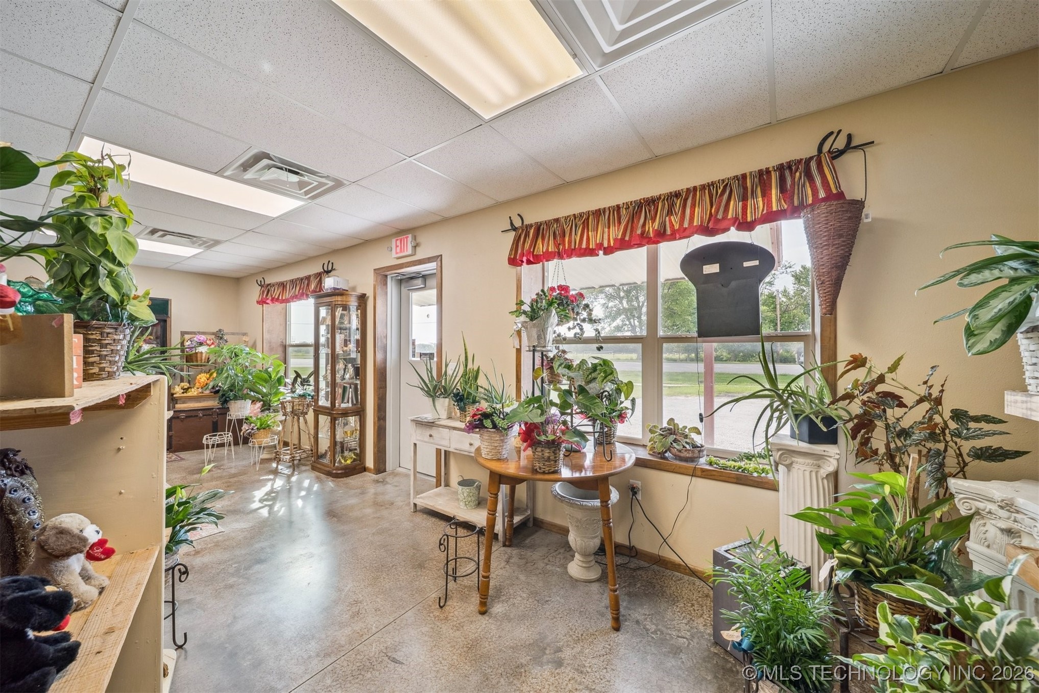 421 E Commercial Street Property Photo 8