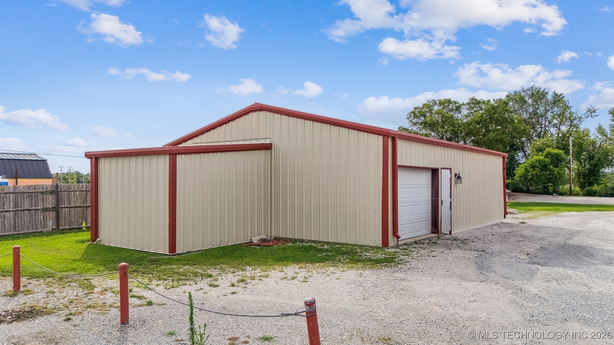 421 E Commercial Street Property Photo 23