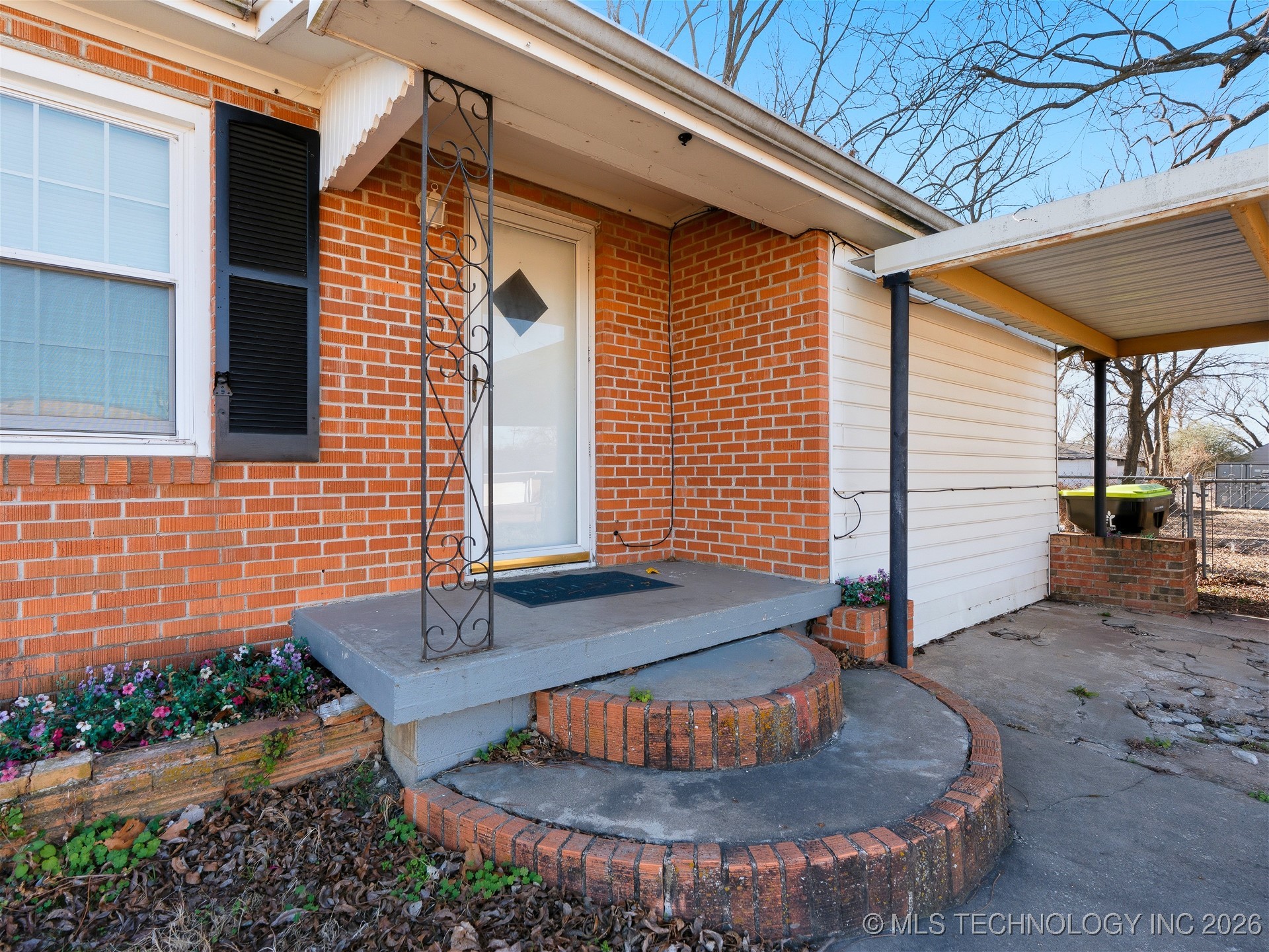 1215 E Beverly Property Photo 2