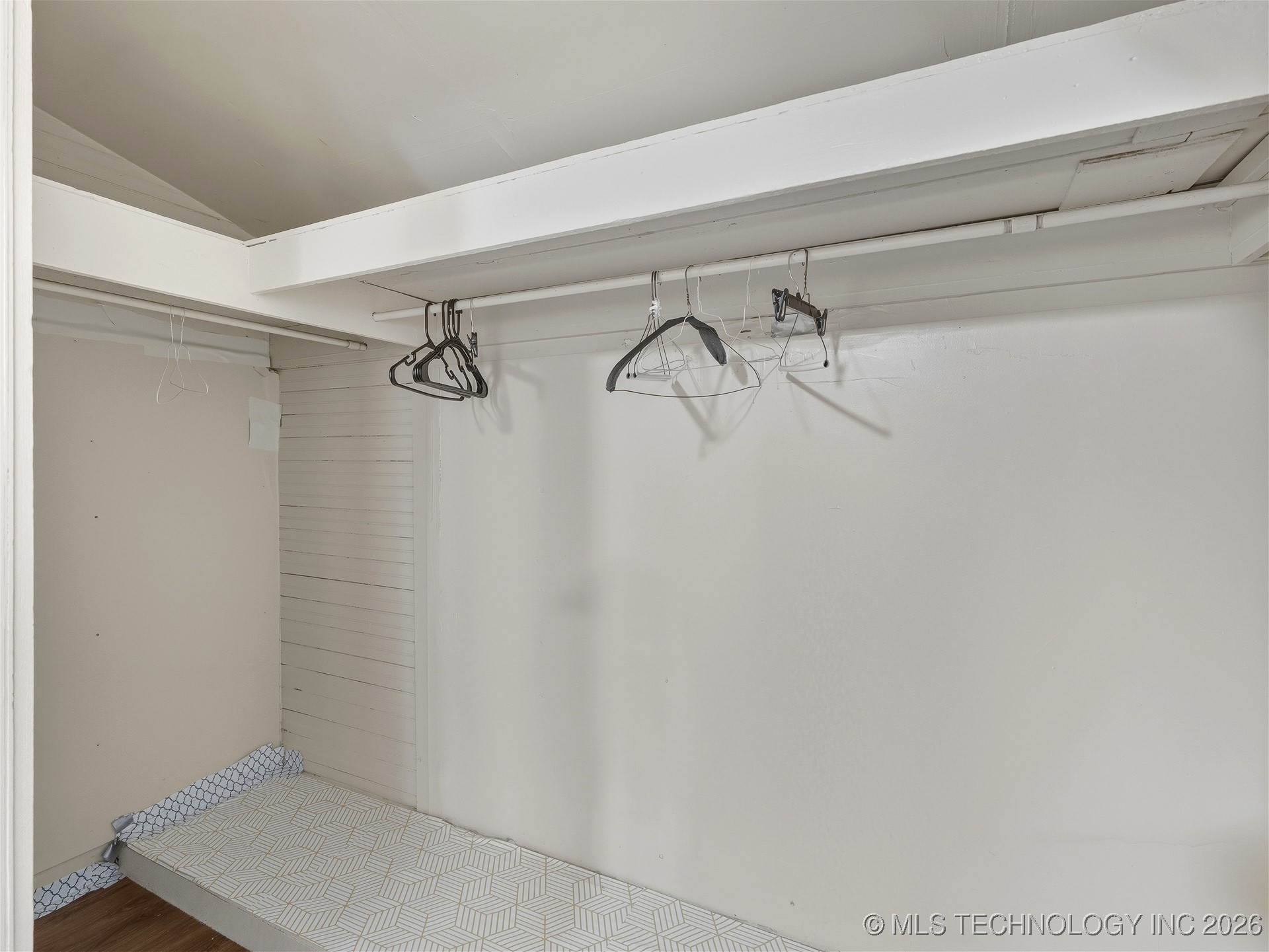 1215 E Beverly Property Photo 17