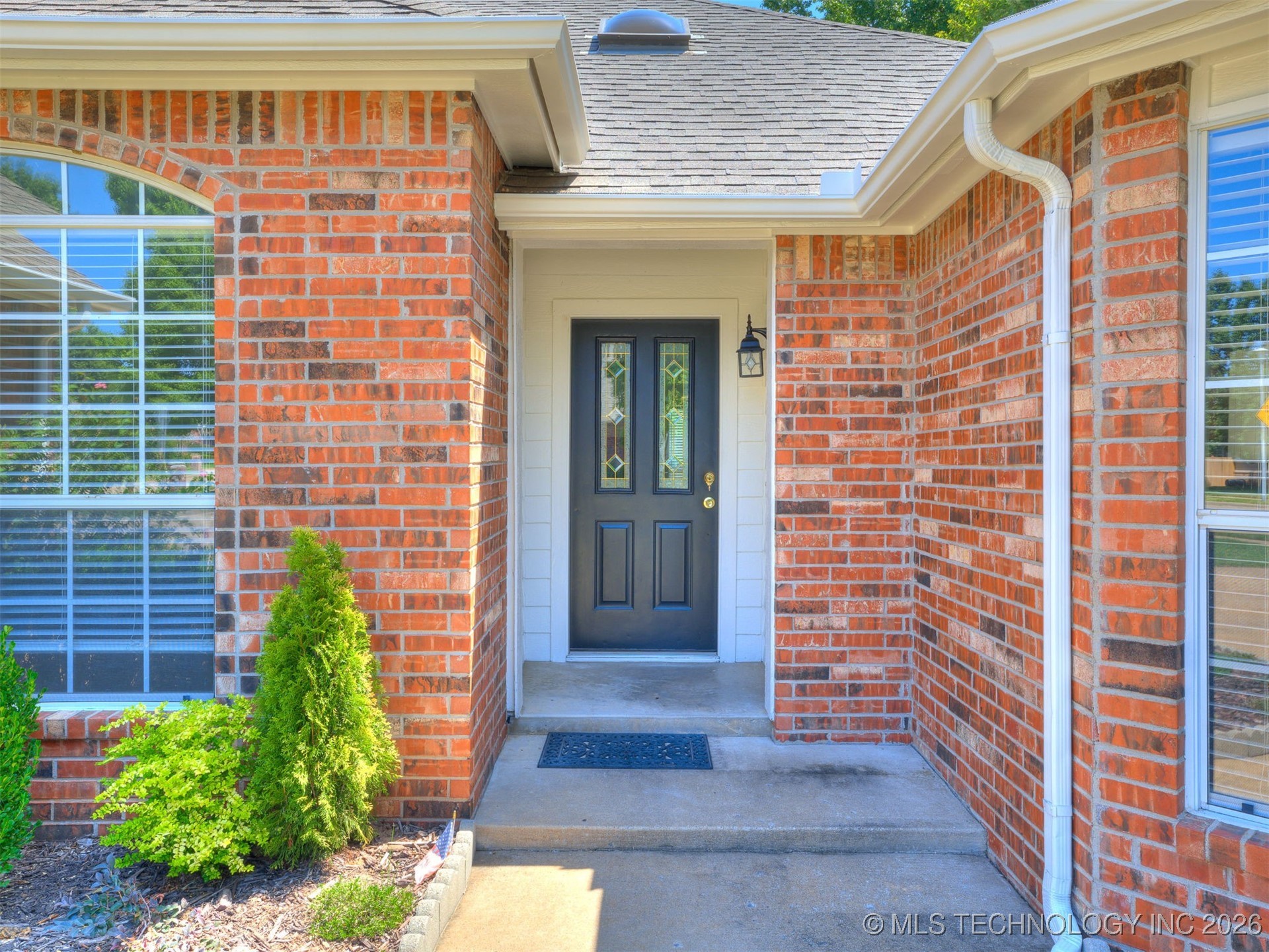 4717 S Ash Avenue Property Photo 2