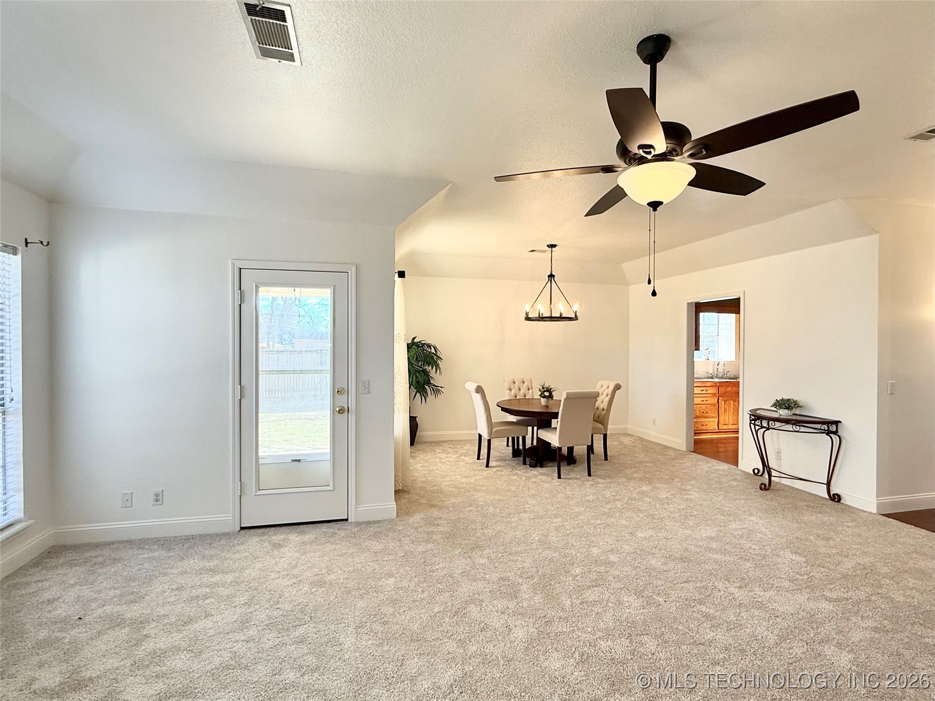 4717 S Ash Avenue Property Photo 9